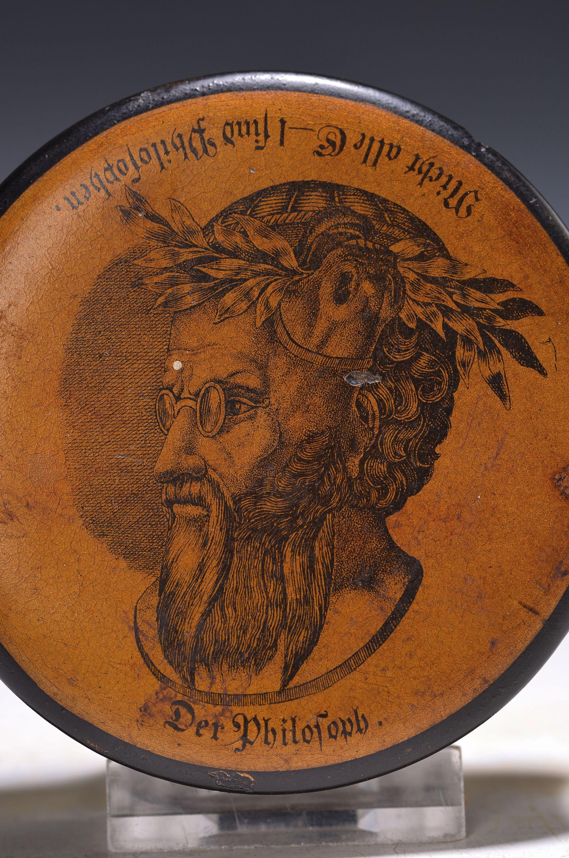 Detail a: Lackdose, deutsch, um 1800, Deckel mit Wendebild Philosoph und Esel mit Inschrift: Der Philisoph - Nicht alle E...l sind Philosophen, H. ca. 8cm, D. ...