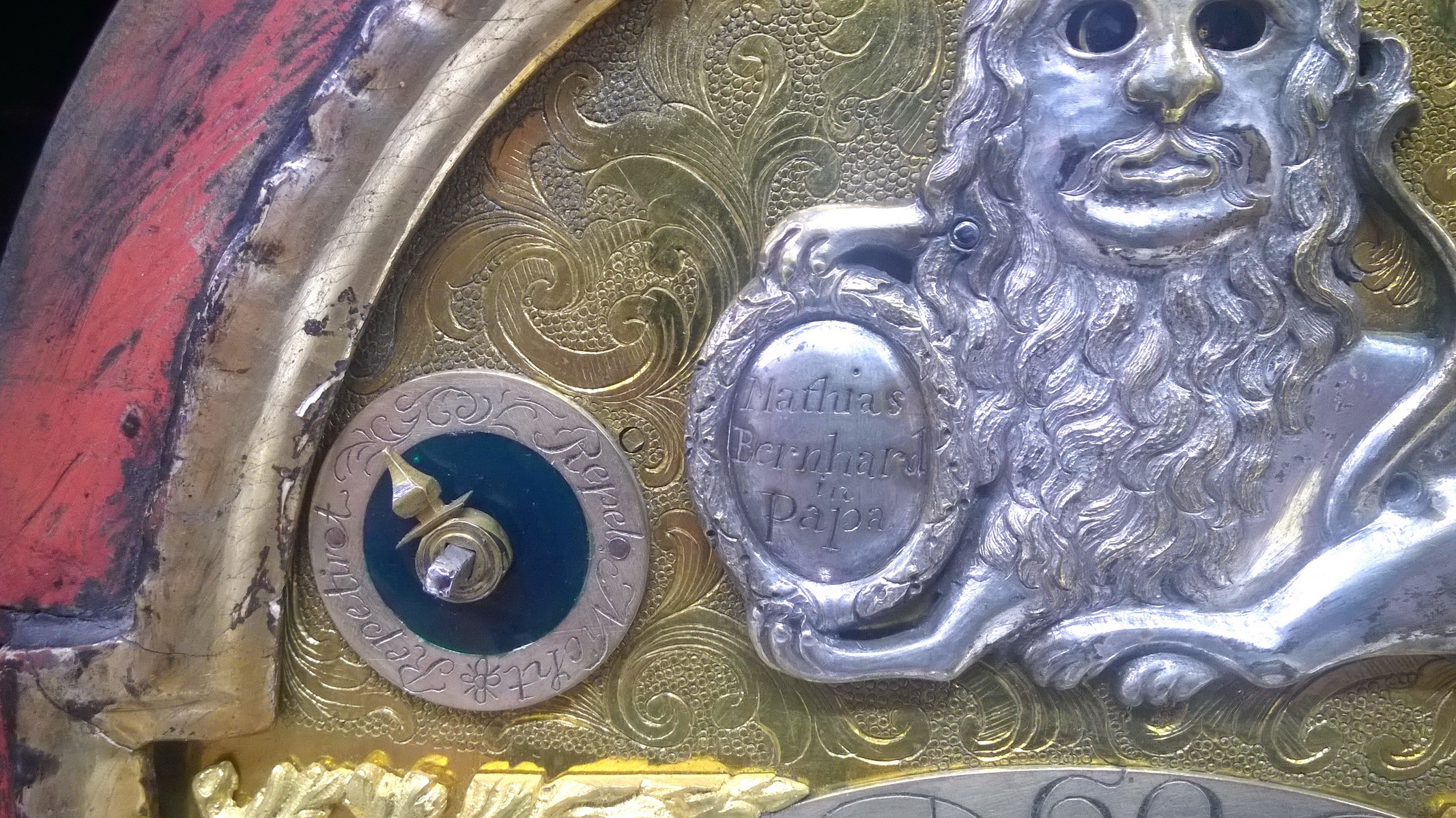 Detail c: Barockuhr mit Augenwender, Mathias Bernhard in Papa (Westungarn), mit Wiener Schlag und Datumsanzeige, um 1770, Holzgehäuse, mit alt belassener ...