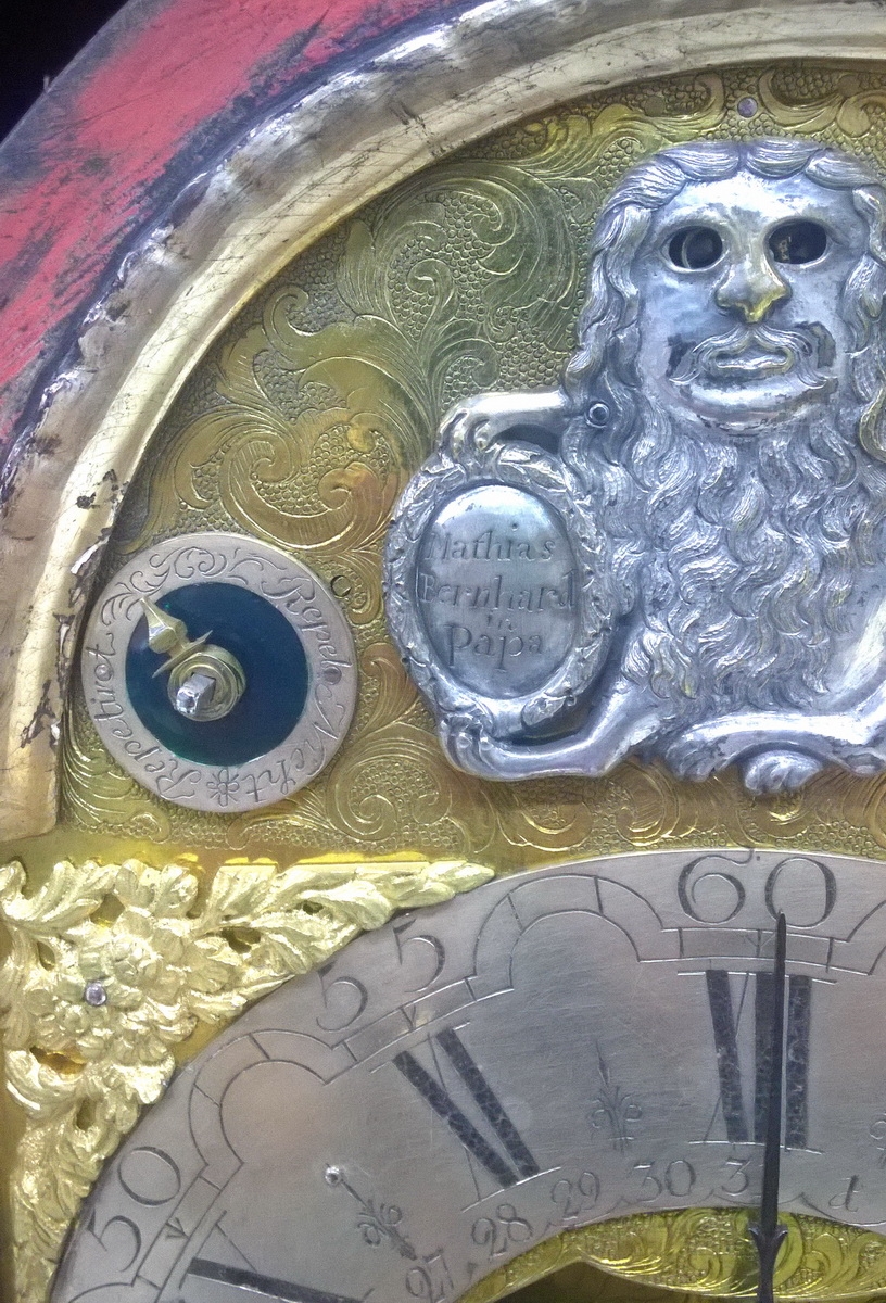Detail d: Barockuhr mit Augenwender, Mathias Bernhard in Papa (Westungarn), mit Wiener Schlag und Datumsanzeige, um 1770, Holzgehäuse, mit alt belassener ...