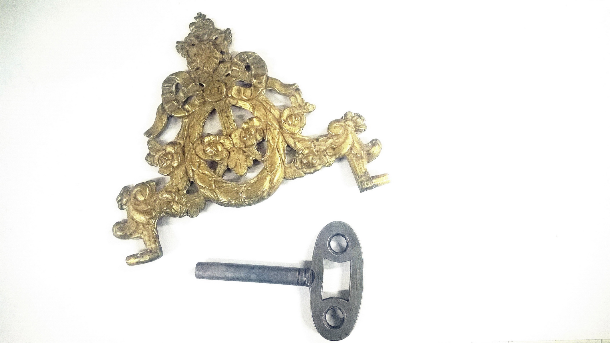 Detail g: Barockuhr mit Augenwender, Mathias Bernhard in Papa (Westungarn), mit Wiener Schlag und Datumsanzeige, um 1770, Holzgehäuse, mit alt belassener ...