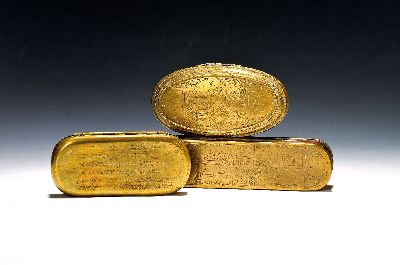 Image 3 Schnupftabakdosen, Niederlande, 18. Jh., Messing, 1x mit Almanach-Inschrift, 2x ...