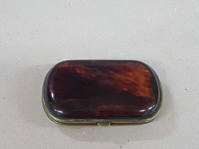 27118975b - Deckeldose bzw. kleines Etui, Frankreich, um 1870, Schildpatt mit Perlmutt- und ...