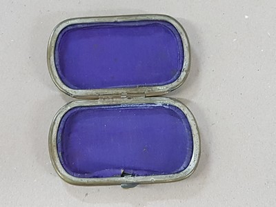 27118975c - Deckeldose bzw. kleines Etui, Frankreich, um 1870, Schildpatt mit Perlmutt- und ...