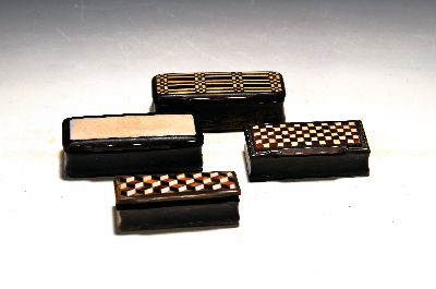 Image 4 Schnupftabakdosen aus dem 19. Jh., Horn, alle mit verschiedenen Beineinlagen in den ...