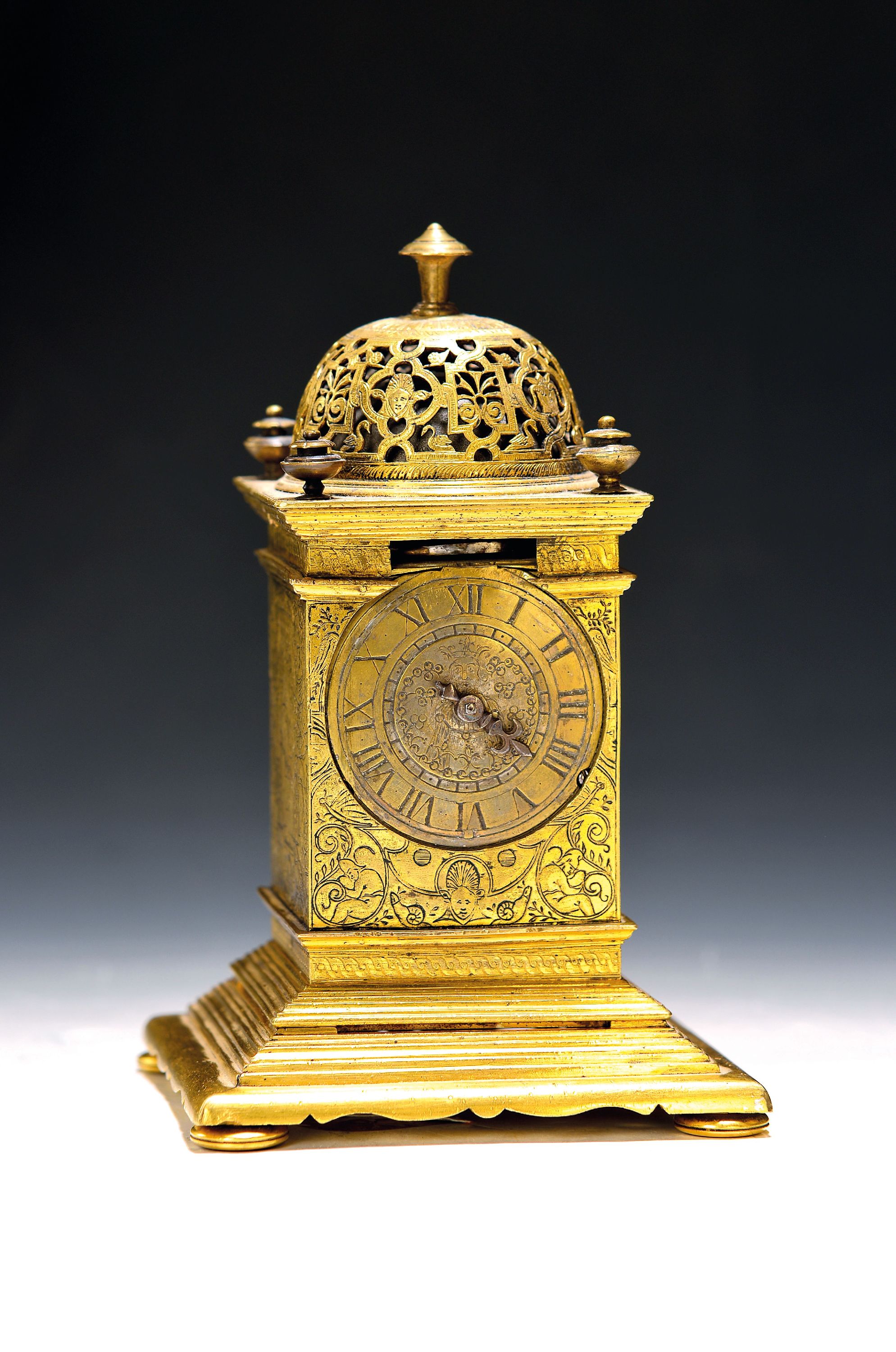 Image 27119000 - Kleine Türmchenuhr, Spätrenaissance, Anfang 17. Jh., das vierseitig vergoldete ...