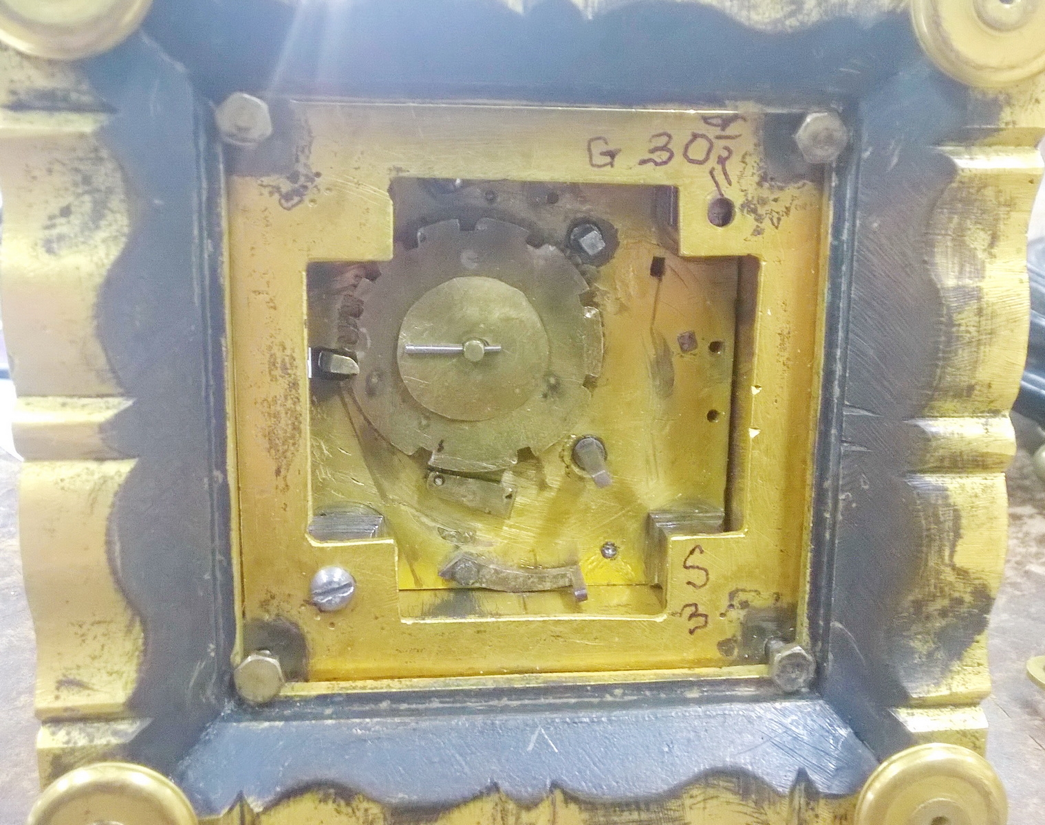 Detail a: Kleine Türmchenuhr, Spätrenaissance, Anfang 17. Jh., das vierseitig vergoldete Messinggehäuse steht auf einem getreppten Sockel, allseitig sehr ...
