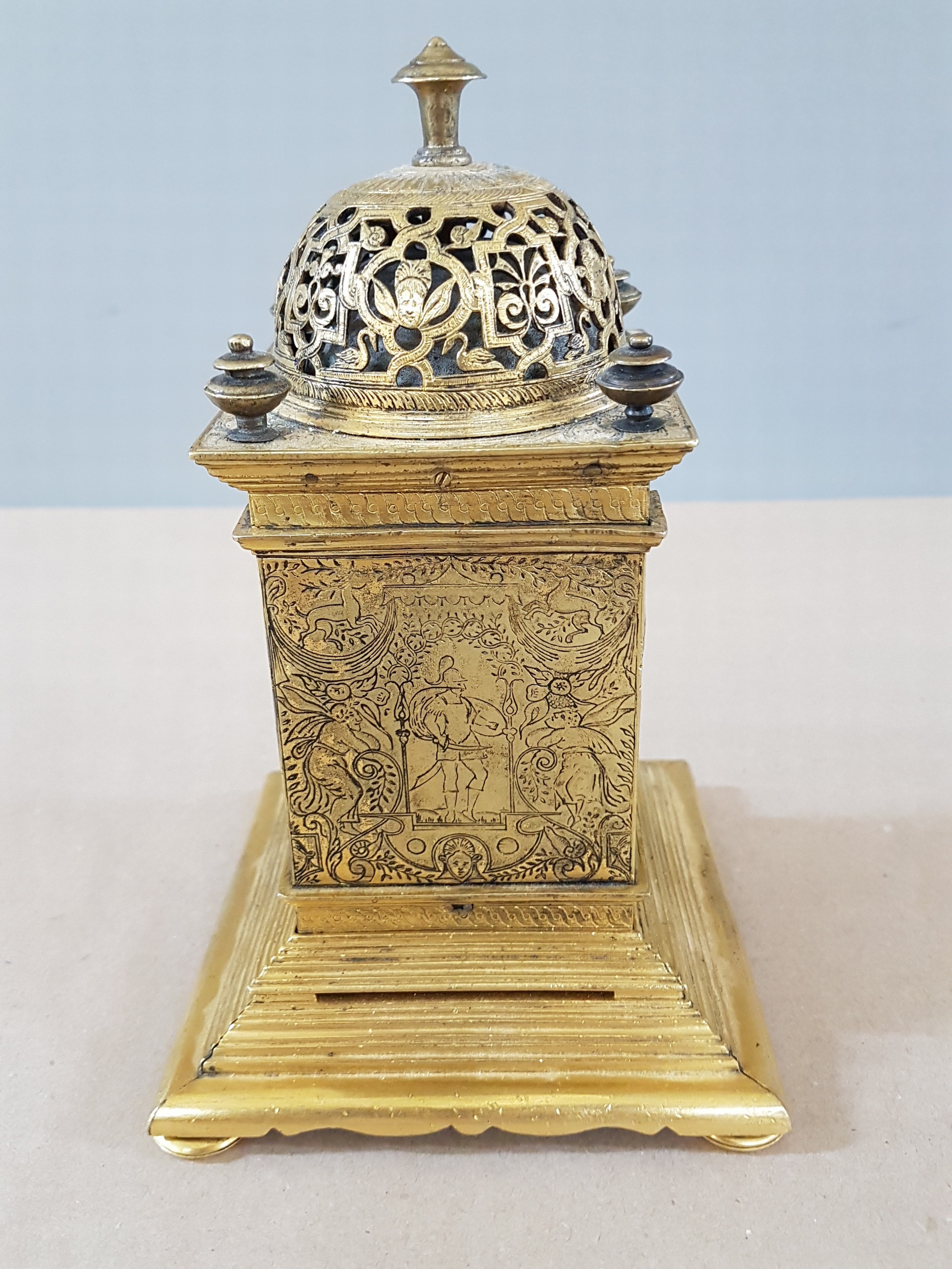 Detail d: Kleine Türmchenuhr, Spätrenaissance, Anfang 17. Jh., das vierseitig vergoldete Messinggehäuse steht auf einem getreppten Sockel, allseitig sehr ...