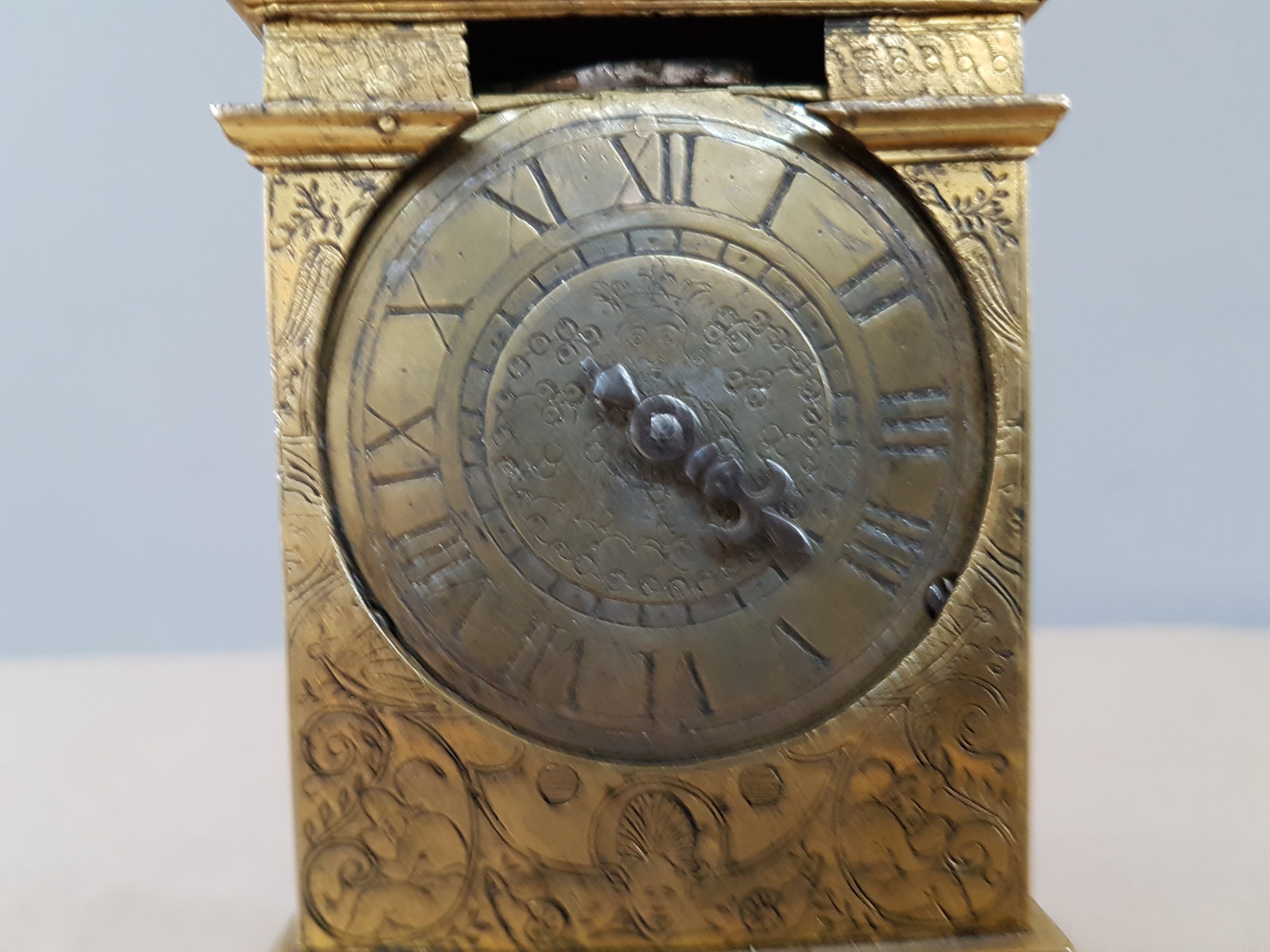 Detail g: Kleine Türmchenuhr, Spätrenaissance, Anfang 17. Jh., das vierseitig vergoldete Messinggehäuse steht auf einem getreppten Sockel, allseitig sehr ...