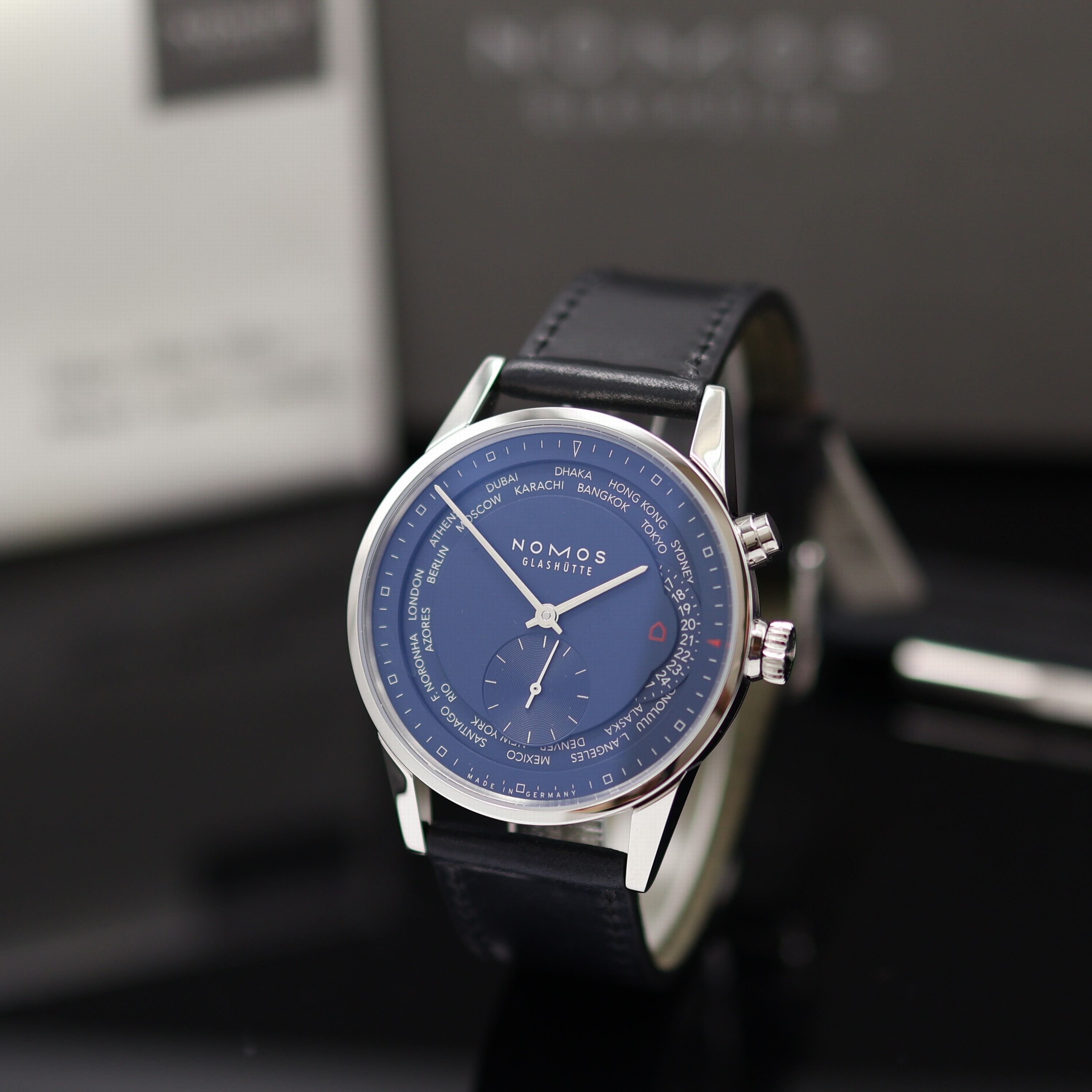 Image 27119038 - NOMOS ungetragene Herrenarmbanduhr Zürich Weltzeit Referenz 807, Automatik, beids. ...