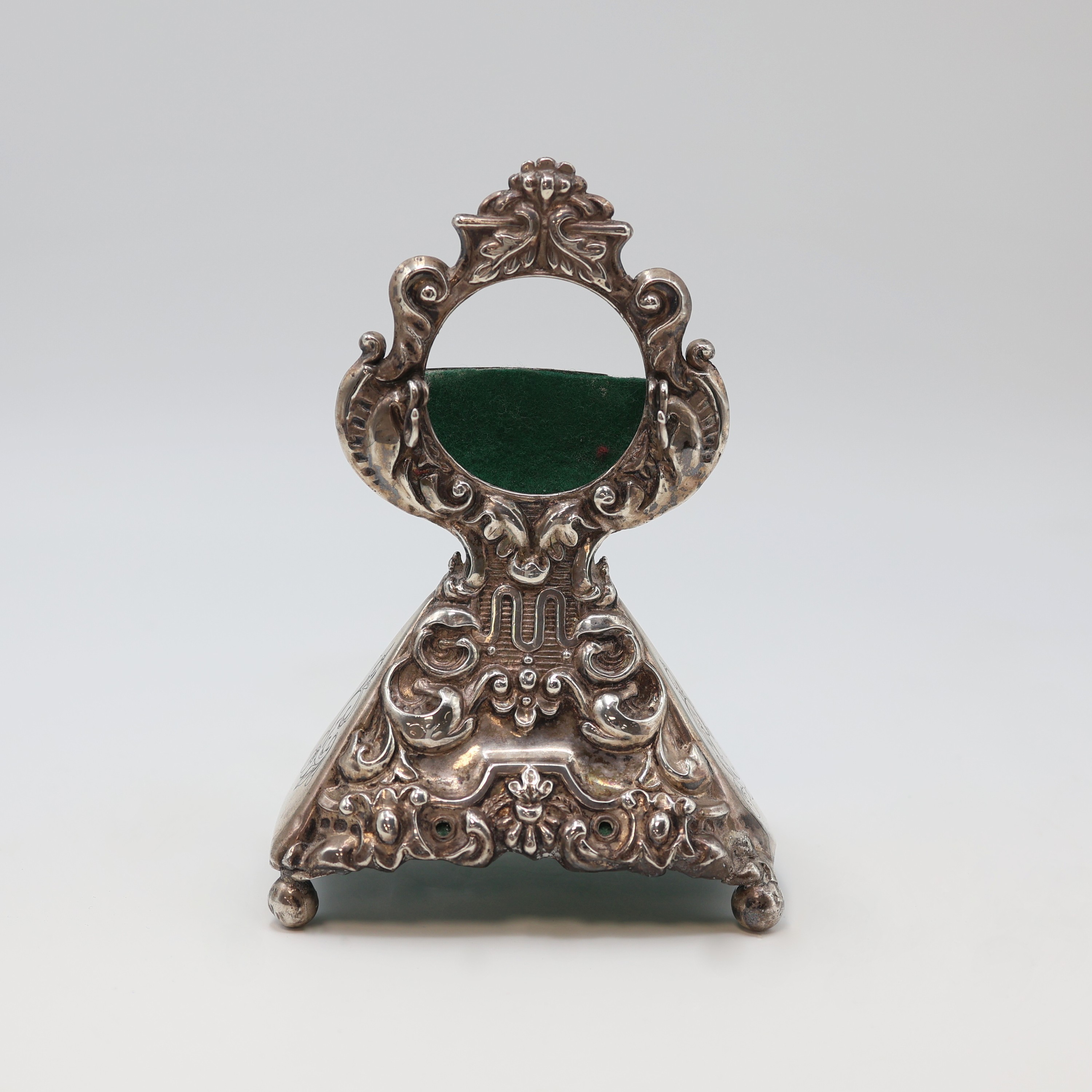 Image 27119040 - Taschenuhrständer aus Silber, Schweden lt. Hallmark 1850, Pyramiden-förmiger Stand auf ...