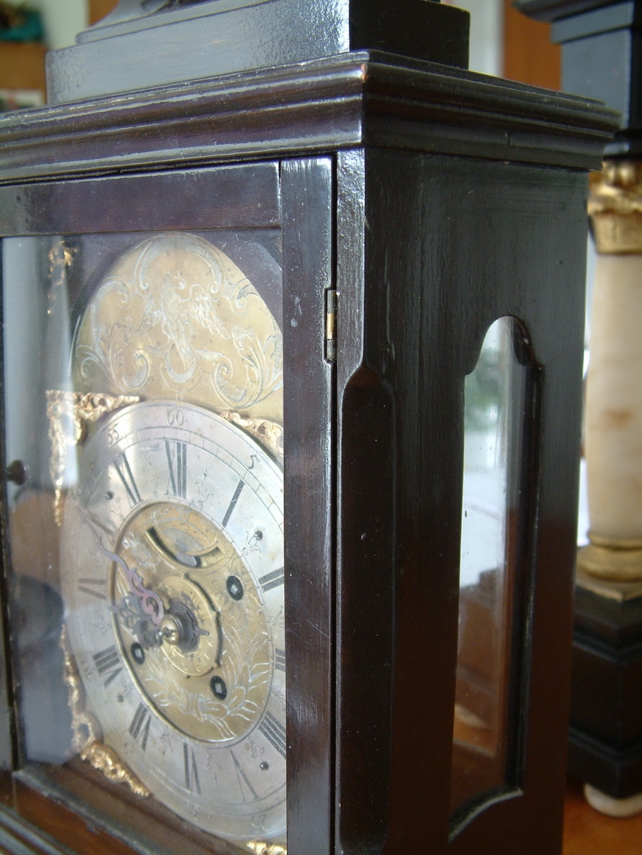 Detail a: Barockuhr, Provenienz Markgrafschaft Ansbach / Bayreuth, um 1760, Holzgehäuse, allseitig verglast, Bogenzifferblatt graviert, im Arkus der ...