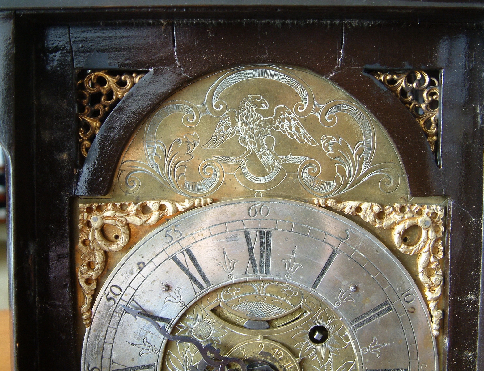 Detail b: Barockuhr, Provenienz Markgrafschaft Ansbach / Bayreuth, um 1760, Holzgehäuse, allseitig verglast, Bogenzifferblatt graviert, im Arkus der ...