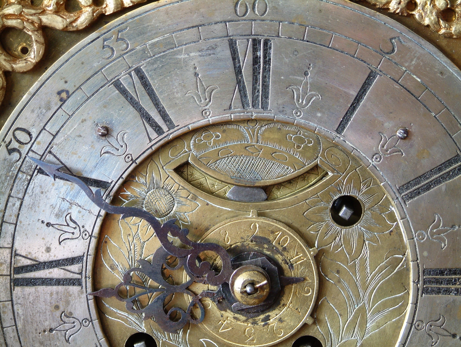 Detail c: Barockuhr, Provenienz Markgrafschaft Ansbach / Bayreuth, um 1760, Holzgehäuse, allseitig verglast, Bogenzifferblatt graviert, im Arkus der ...