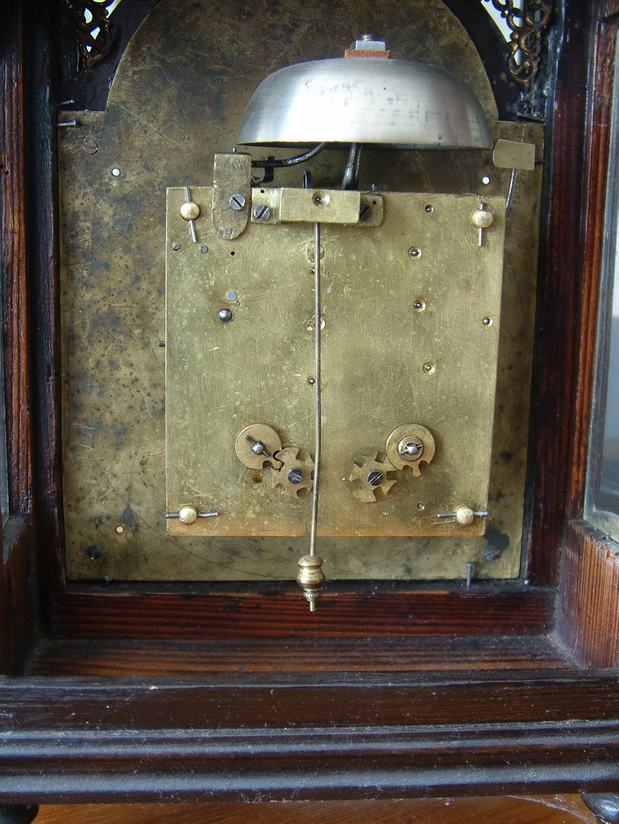 Detail d: Barockuhr, Provenienz Markgrafschaft Ansbach / Bayreuth, um 1760, Holzgehäuse, allseitig verglast, Bogenzifferblatt graviert, im Arkus der ...