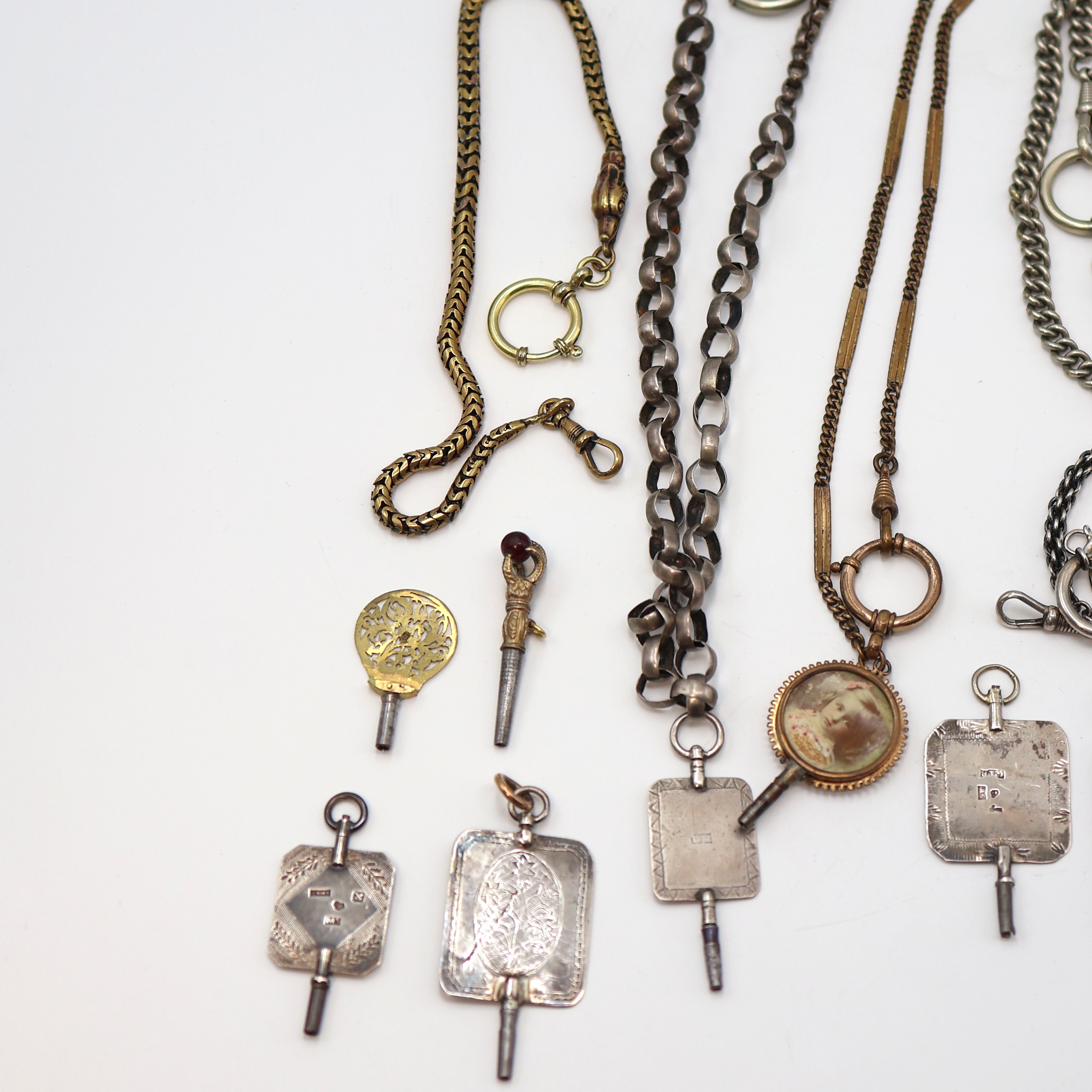 Detail b: Konvolut: 8 Taschenuhrschlüssel und 5 Taschenuhrketten, ca. 1820 - 1920, Ketten in verschiedenen Formen und Längen, davon 2 x Silber, 1 x Nickel, 2 ...