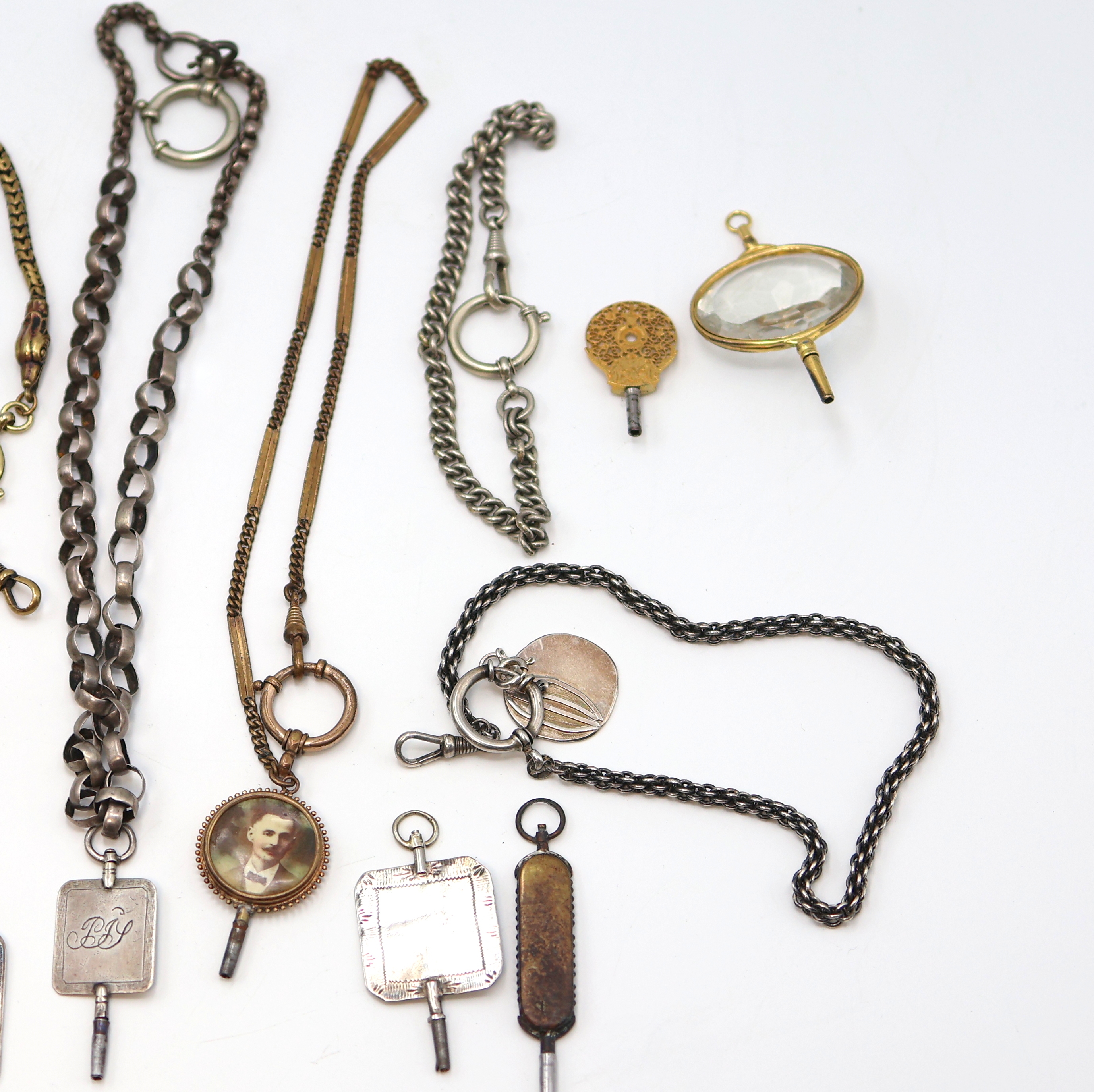 Detail d: Konvolut: 8 Taschenuhrschlüssel und 5 Taschenuhrketten, ca. 1820 - 1920, Ketten in verschiedenen Formen und Längen, davon 2 x Silber, 1 x Nickel, 2 ...