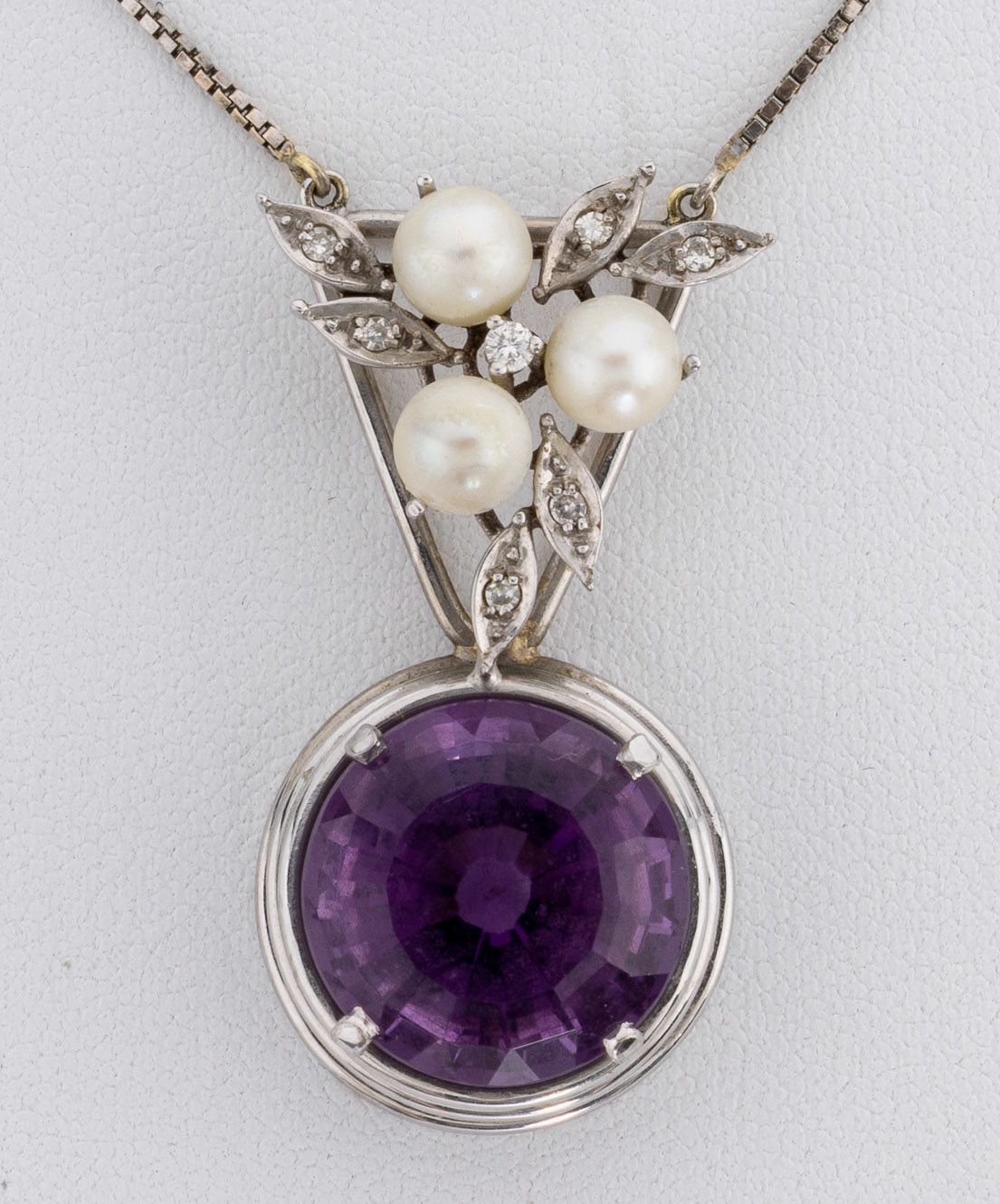 Detail a: 14 kt Gold Amethyst-Diamant-Perl-Collier, WG 585/000, rundfacett. Amethyst ca. 20 ct, 1 Brillant und 6 8/8-Diamanten zus. ca. 0.05 ct Weiß/si-p, 3 ...
