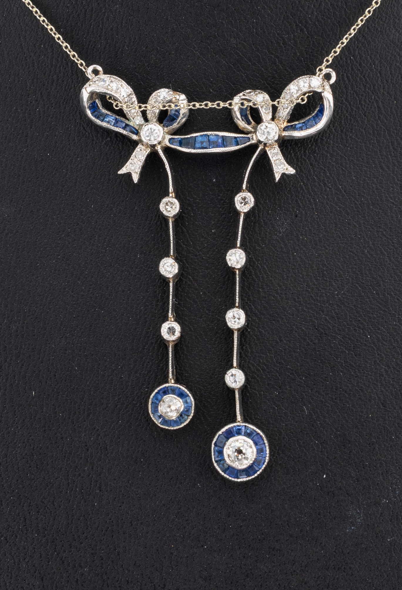 Detail a: 14 kt Gold Saphir-Diamant-Anhänger, 1930er Jahre, WG 585/000, ehemals Colliermittelteil, Schleifen mit bewegl. Abhängungen, 43 Saphir-Carrees zus. ...