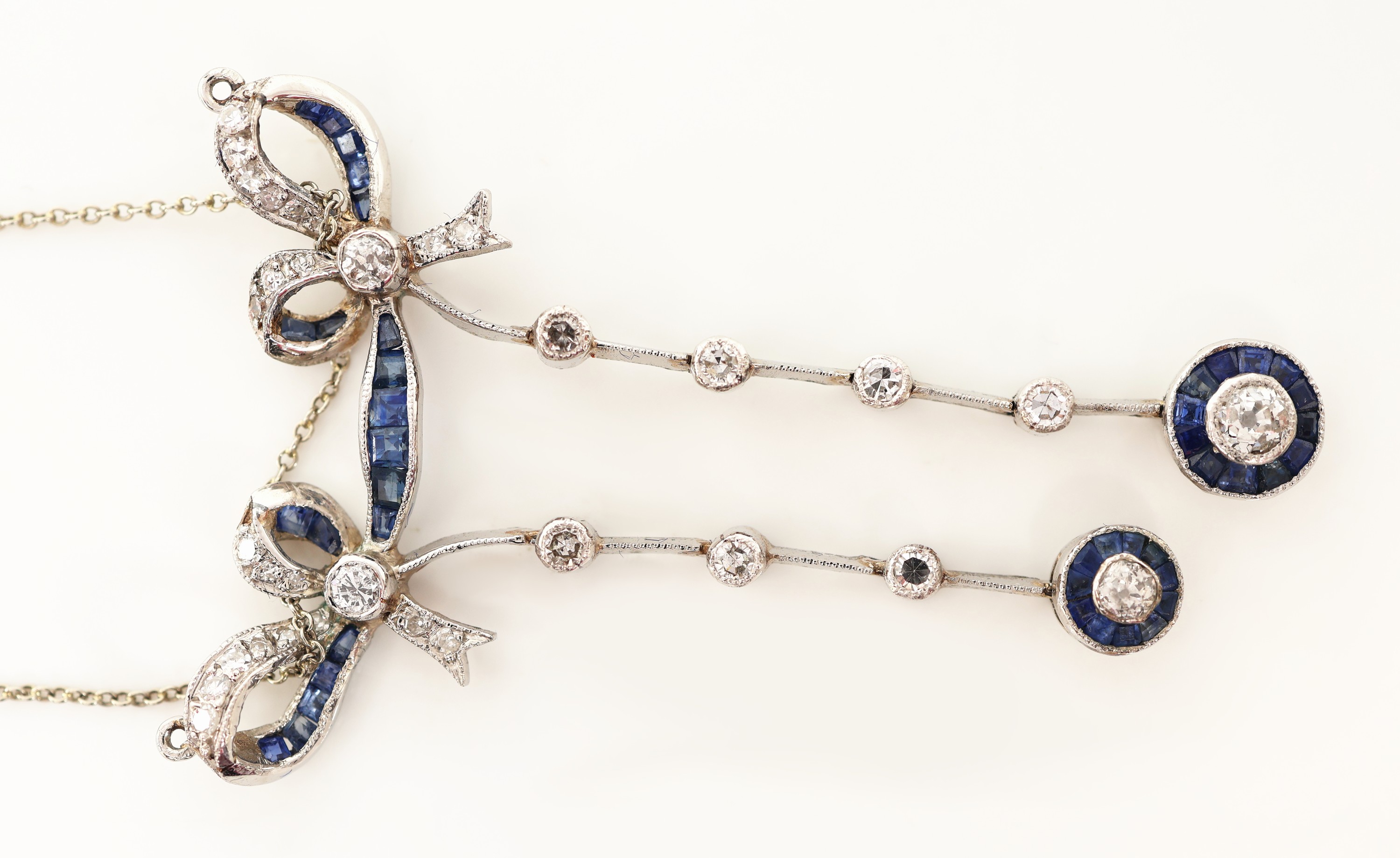 Detail b: 14 kt Gold Saphir-Diamant-Anhänger, 1930er Jahre, WG 585/000, ehemals Colliermittelteil, Schleifen mit bewegl. Abhängungen, 43 Saphir-Carrees zus. ...