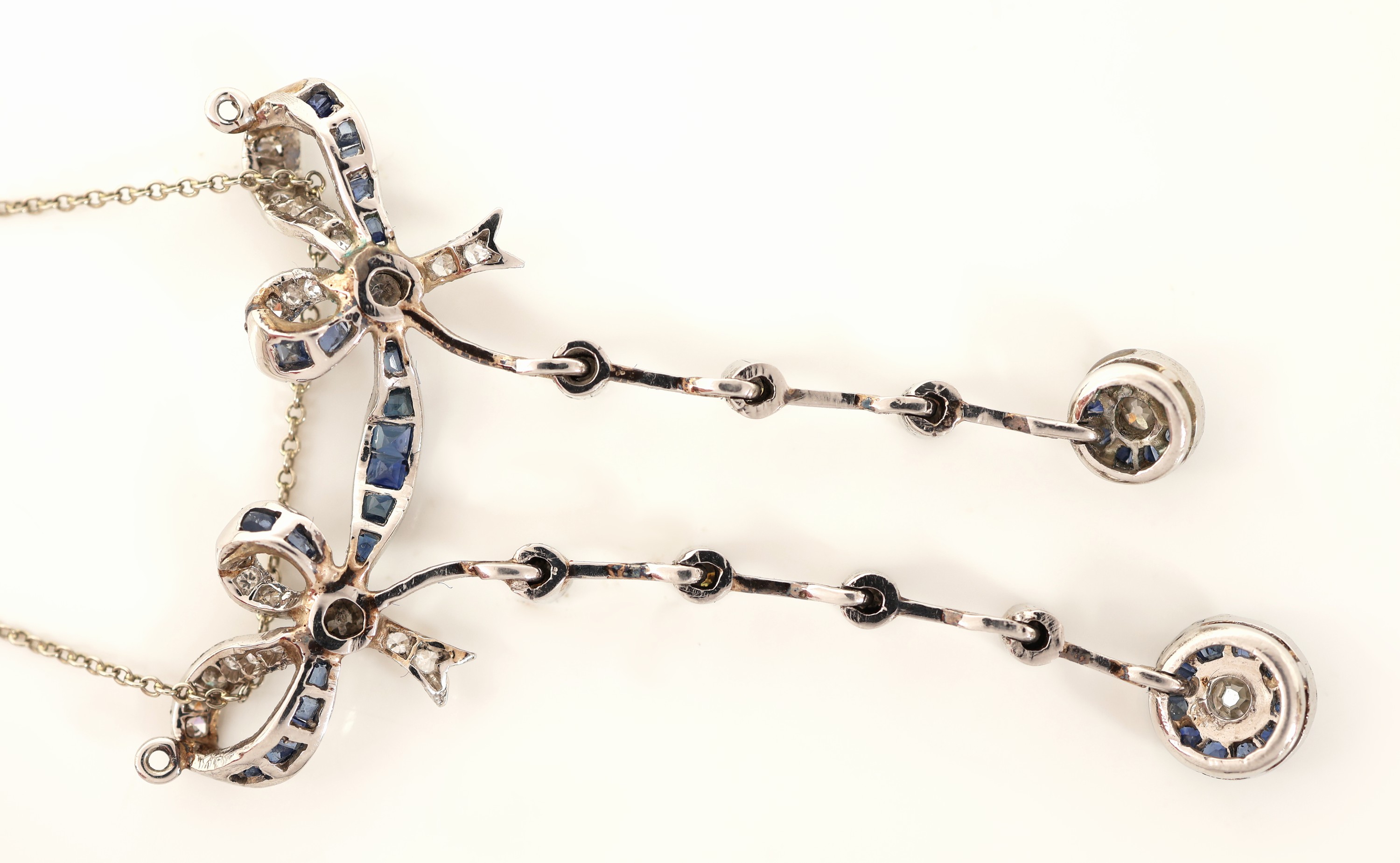 Detail c: 14 kt Gold Saphir-Diamant-Anhänger, 1930er Jahre, WG 585/000, ehemals Colliermittelteil, Schleifen mit bewegl. Abhängungen, 43 Saphir-Carrees zus. ...