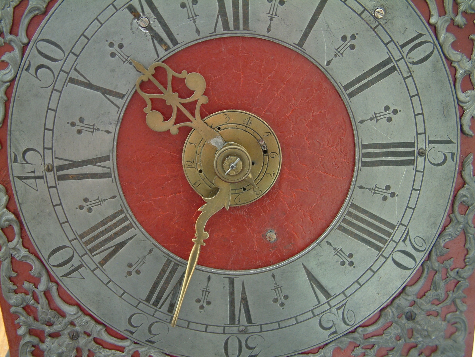 Detail b: Werk einer Wanduhr/Standuhr, Franz Jacob Braun Eberbach am Neckar, im 1780, Bogenzifferblatt, Eisen rot gefaßt, Eckverzierungen, im Arkus ...
