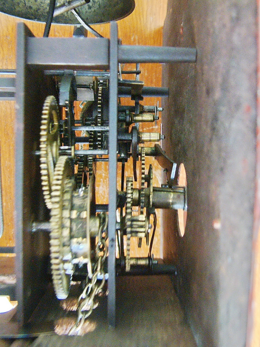 Detail e: Werk einer Wanduhr/Standuhr, Franz Jacob Braun Eberbach am Neckar, im 1780, Bogenzifferblatt, Eisen rot gefaßt, Eckverzierungen, im Arkus ...