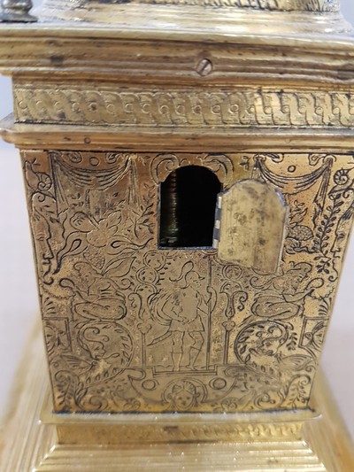 27119000c - Kleine Türmchenuhr, Spätrenaissance, Anfang 17. Jh., das vierseitig vergoldete ...