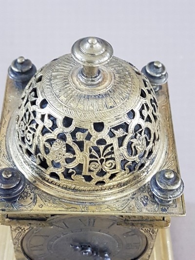 27119000e - Kleine Türmchenuhr, Spätrenaissance, Anfang 17. Jh., das vierseitig vergoldete ...