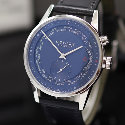 27119038a - NOMOS ungetragene Herrenarmbanduhr Zürich Weltzeit Referenz 807, Automatik, beids. ...