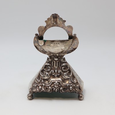 27119040c - Taschenuhrständer aus Silber, Schweden lt. Hallmark 1850, Pyramiden-förmiger Stand auf ...