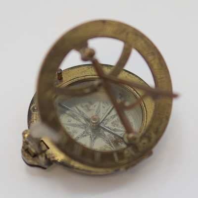 27119047a - Sonnenuhr bezeichnet C. Blunt London, um 1900 nach Vorbild des 18. Jhd., Messing ...