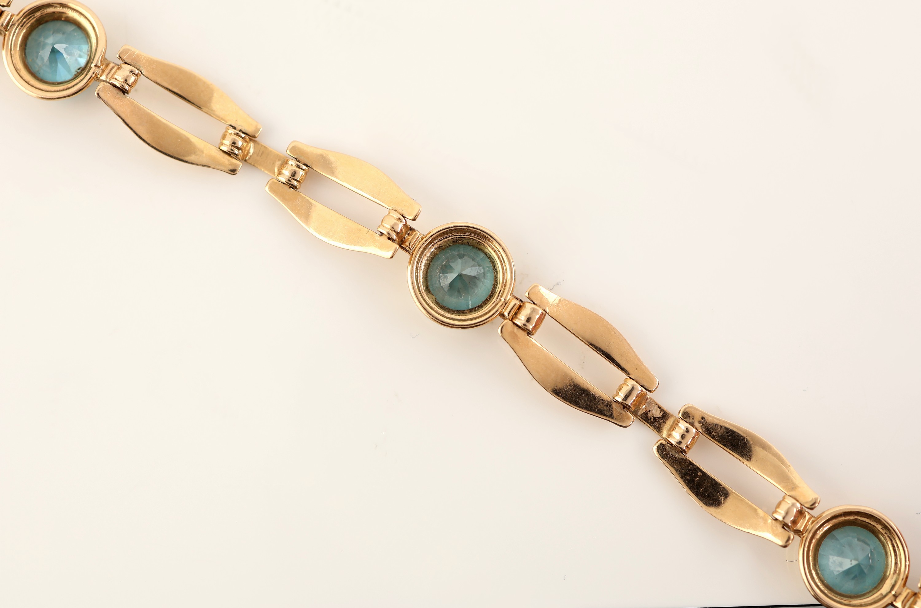 Detail d: 14 kt Gold Zirkon-Armband, GG 585/000, geometrische Glieder, 3 rundfacett. blaue Zirkone, L. ca. 16.5 cm, Federringschließe, ca. 6.6 g