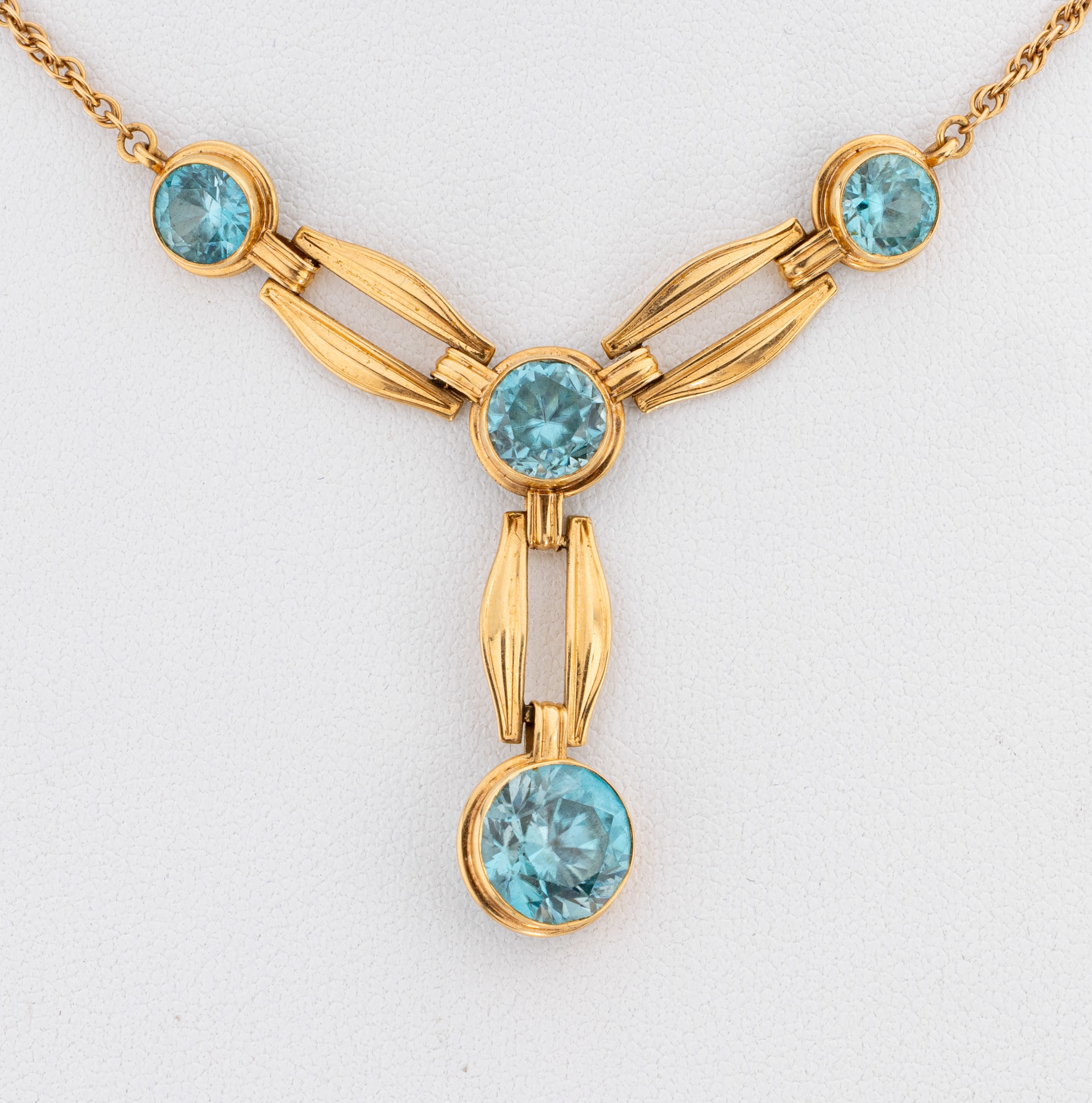Detail a: 14 kt Gold Zirkon-Collier, GG 585/000, geometrisches Mittelteil, 4 rundfacett. blaue Zirkone, L. ca. 44 cm, Federringschließe, ca. 7.3 g
