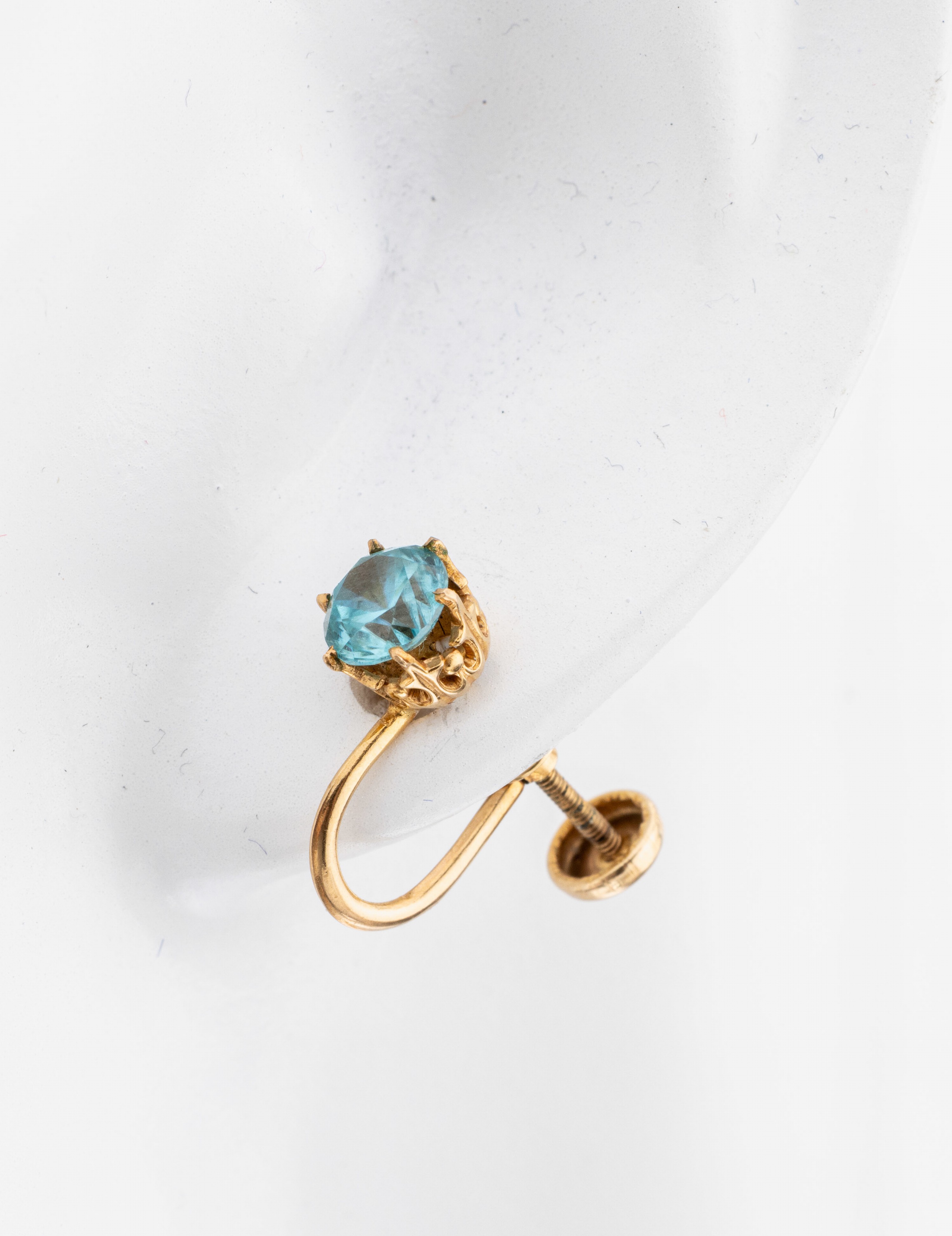 Detail a: Paar 10 kt Gold Zirkon-Ohrschrauben, GG 417/000, nach älterem Vorbild, 2 rundfacett. blaue Zirkone, ca. 1.7 g
