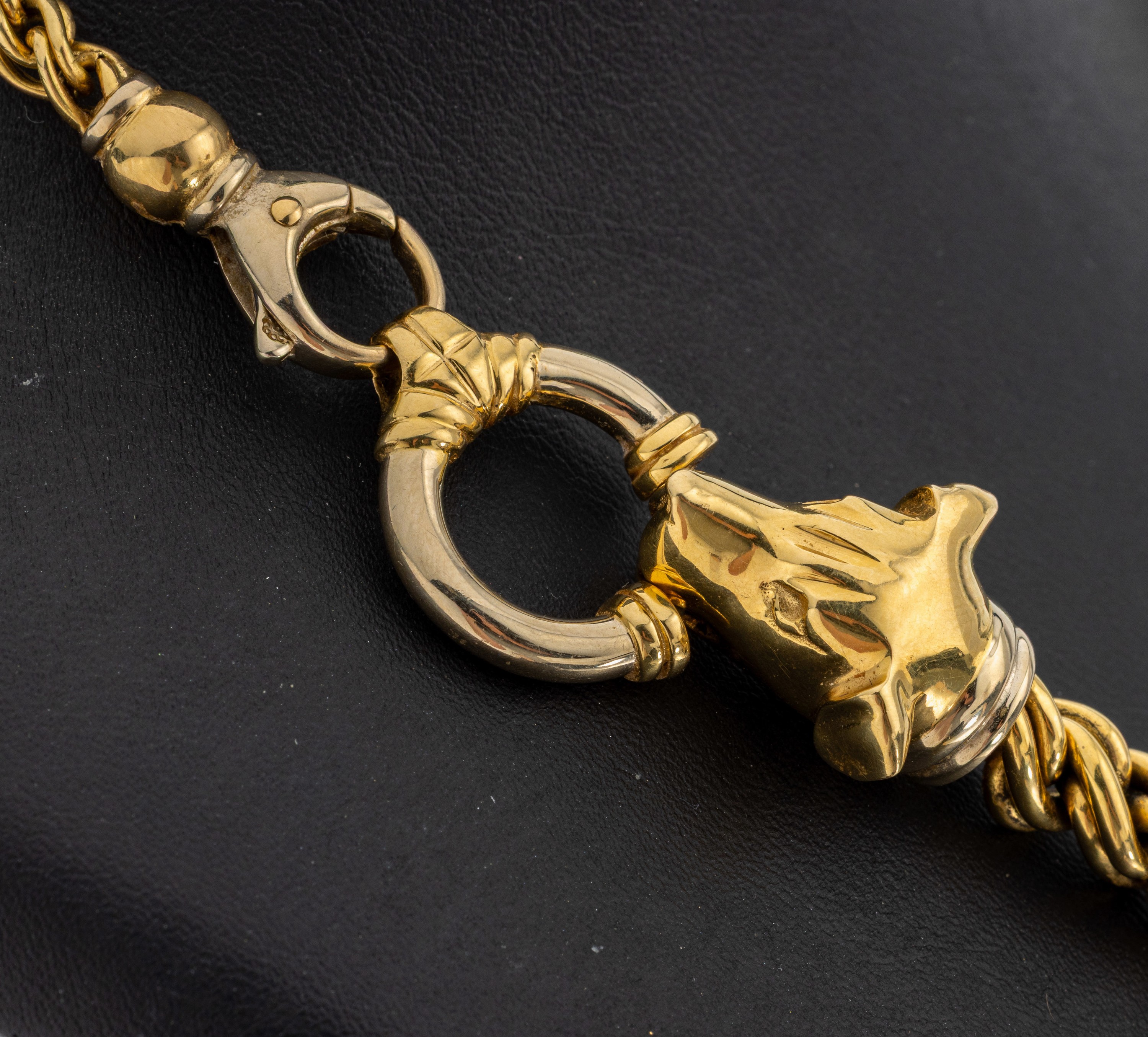 Detail a: 18 kt Gold Collier, GG 750/000, verlaufend,1 Ende mit plastischem Hundekopf, L. ca. 43 cm, Karabinerschließe, ca. 39.7 g