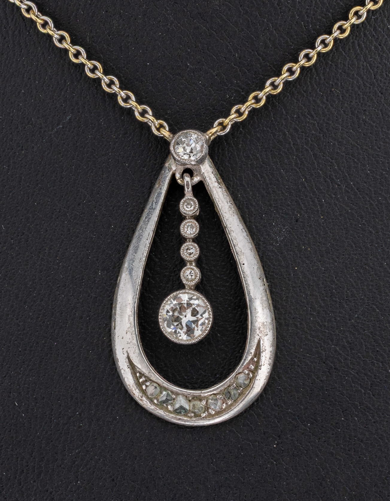 Detail a: 14 kt Gold Diamant-Collier, WG/GG 585/000, tropfenf. Mittelteil schauseitig Silber, mittig bewegl. Abhängung, 13 Brillanten, Altschliffdiamanten ...