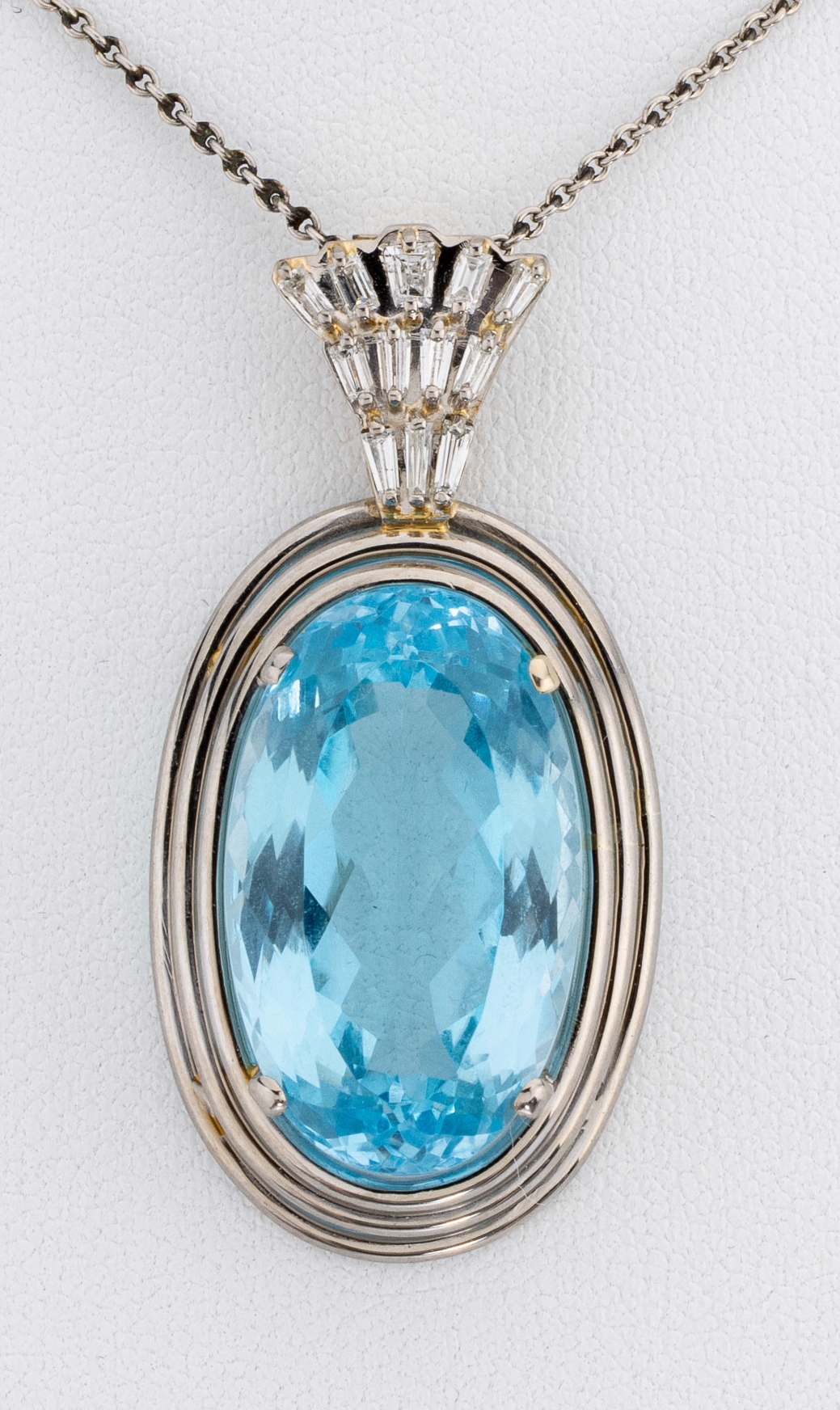Detail a: 14 kt Gold Topas-Diamant-Anhänger, WG 585/000, ovalfacett. Blautopas (beh.) ca. 30.0 ct, Öse mit 12 Diamanttrapeze zus. ca. 0.60 ct Weiß/si, L. ...