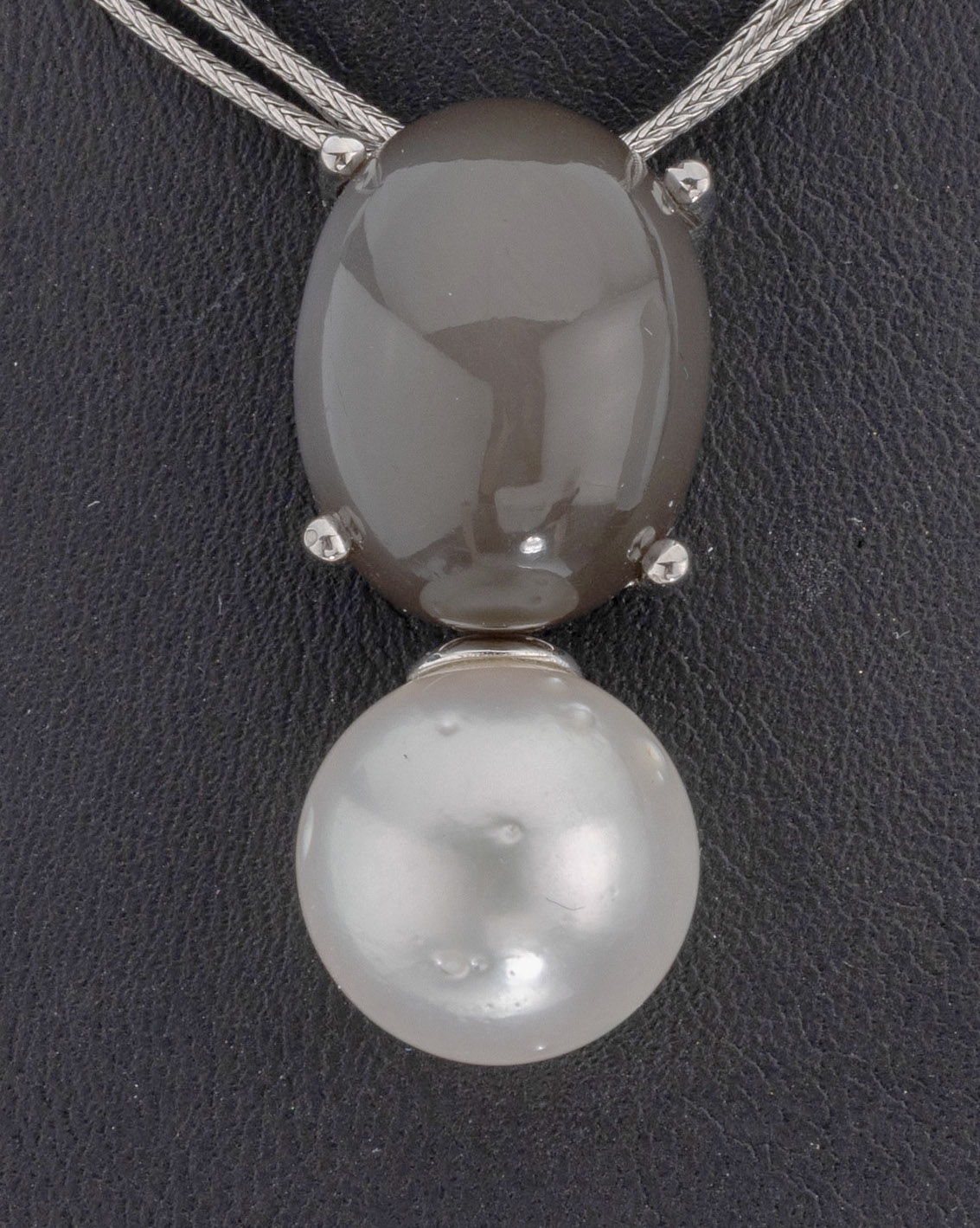 Detail a: 14 kt Gold Mondstein-Perl-Anhänger, WG 585/000, ovaler Mondstein-Cabochon, bewegl. abgehangene Südseezuchtperle, D. ca. 14.2 mm, an Kette, WG ...