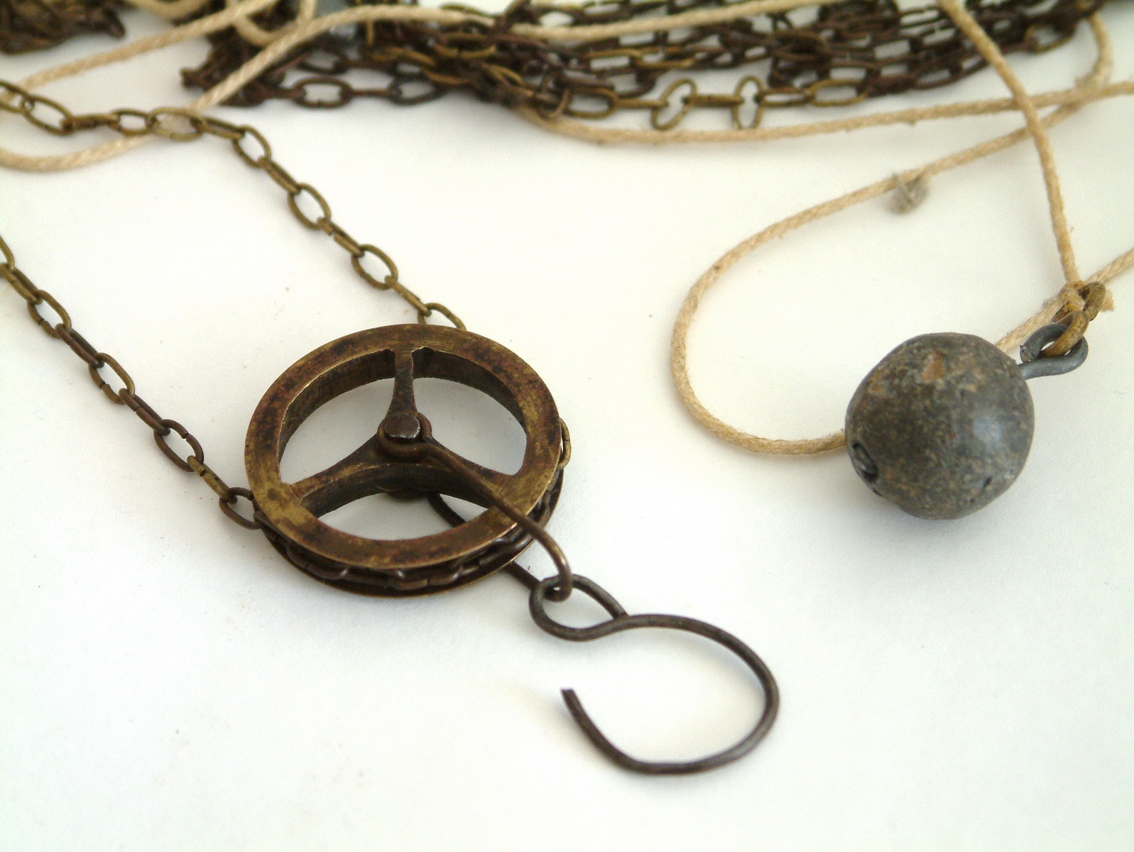 Detail c: Jockele-Uhr, Schwarzwald um 1850/60, Porzellanschild in sog. Tropfenform, mit Flußlandschaft bemalt, Goldbemalung berieben, Holz unterfüttert, ...
