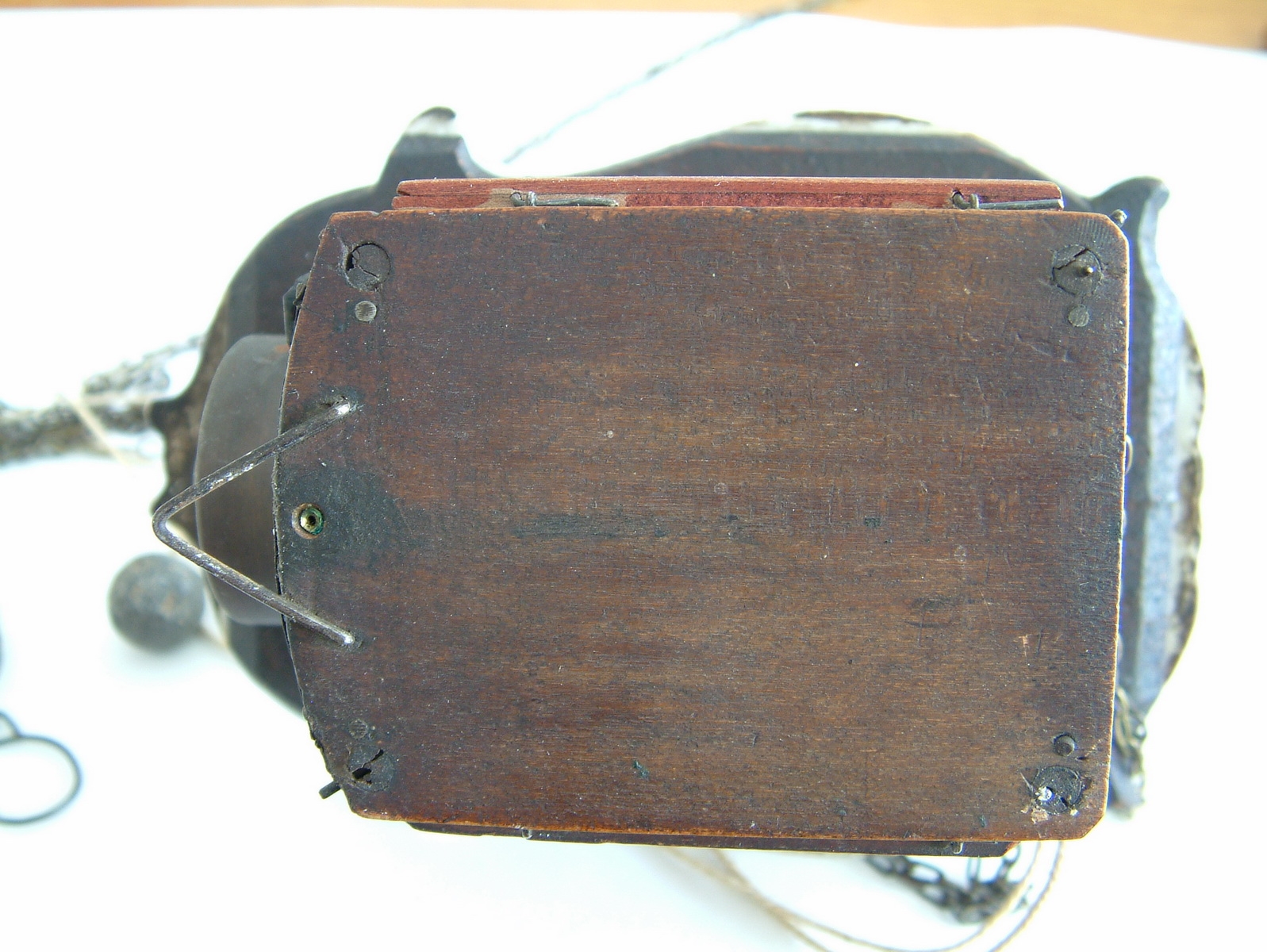 Detail e: Jockele-Uhr, Schwarzwald um 1850/60, Porzellanschild in sog. Tropfenform, mit Flußlandschaft bemalt, Goldbemalung berieben, Holz unterfüttert, ...