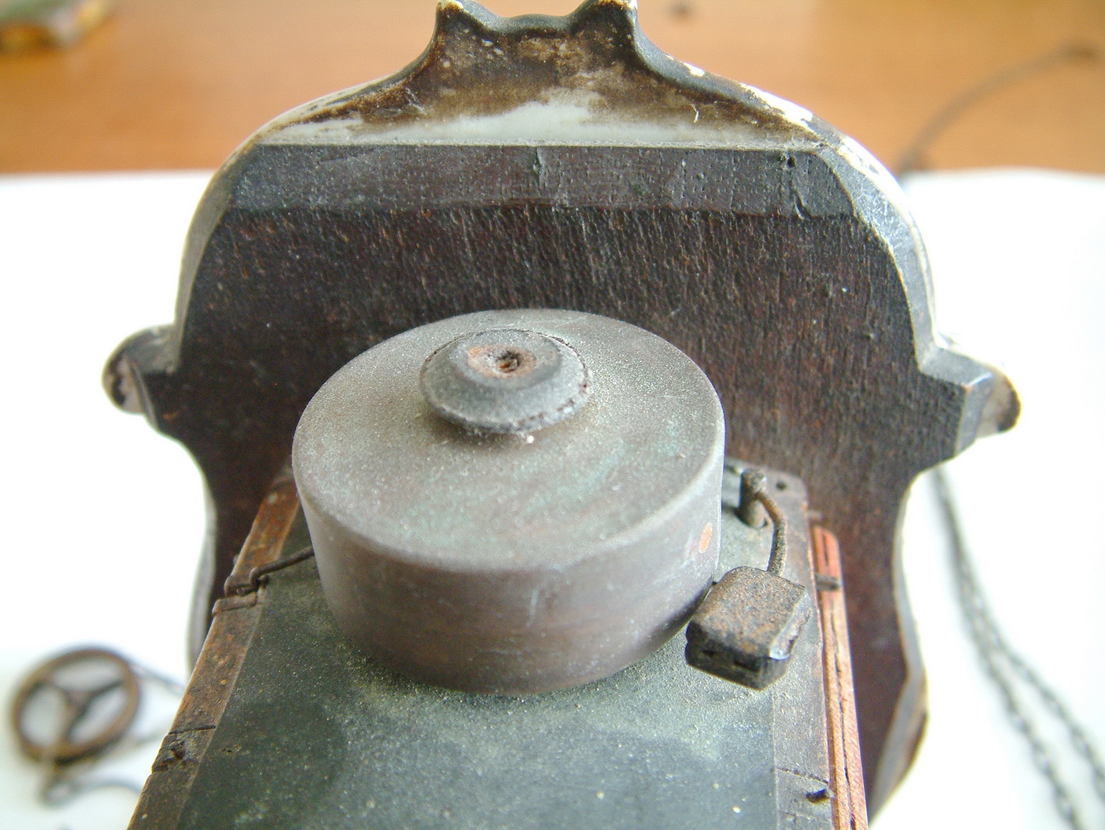 Detail f: Jockele-Uhr, Schwarzwald um 1850/60, Porzellanschild in sog. Tropfenform, mit Flußlandschaft bemalt, Goldbemalung berieben, Holz unterfüttert, ...