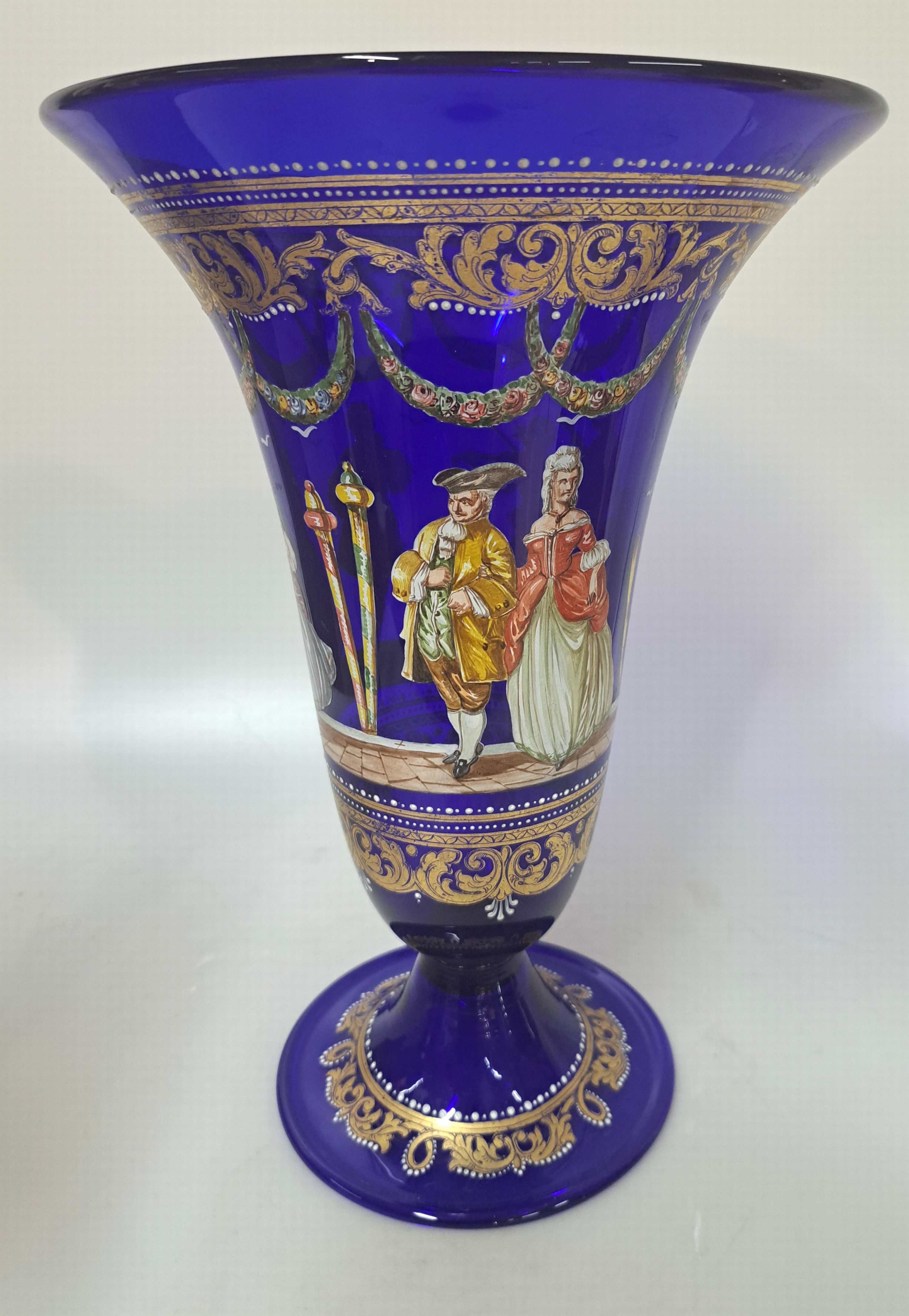 Detail b: Trichtervase, Murano, 20.Jh., kobaltblaues Glas, schablonierter Dekor von galanten Szenen, Goldstaffage, H. 31 cm
