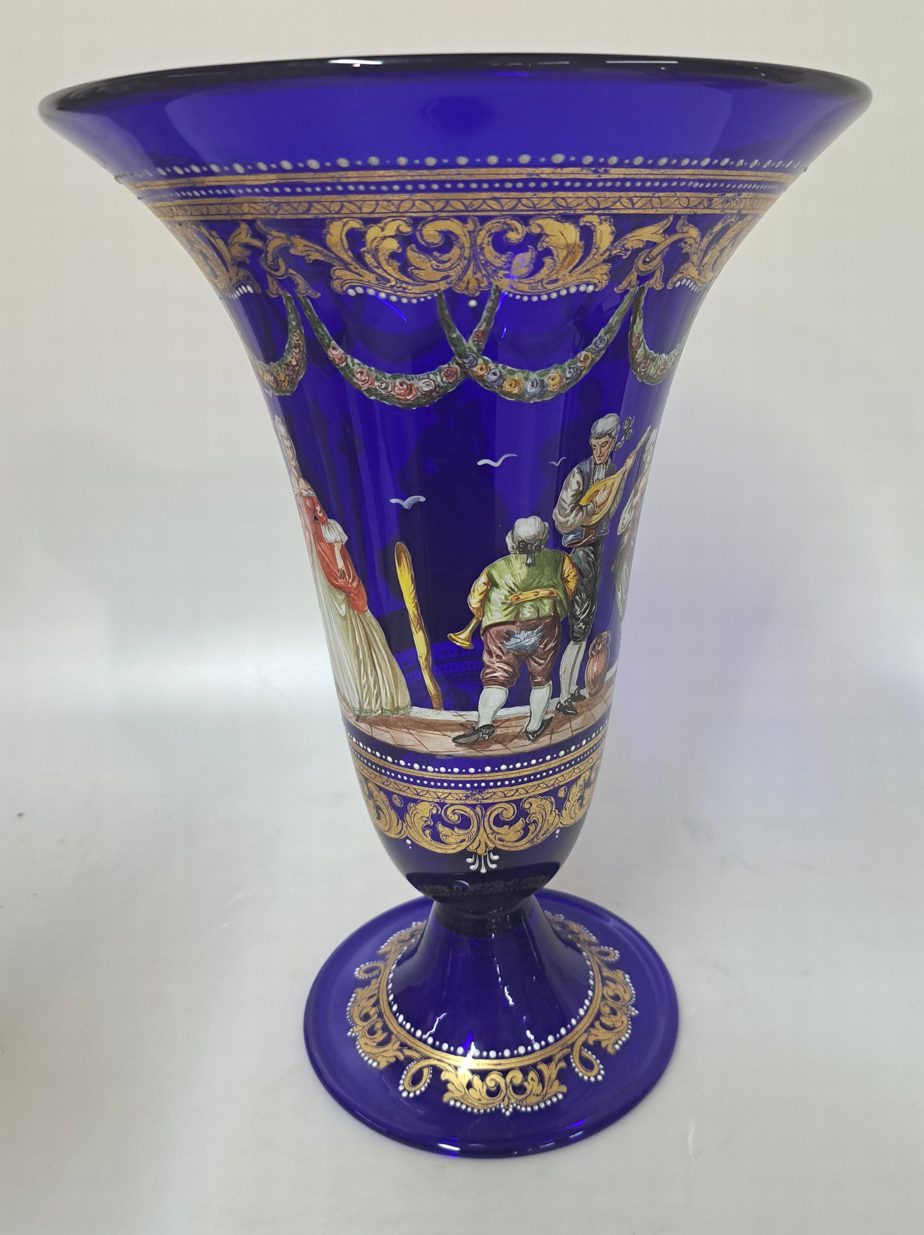 Detail c: Trichtervase, Murano, 20.Jh., kobaltblaues Glas, schablonierter Dekor von galanten Szenen, Goldstaffage, H. 31 cm