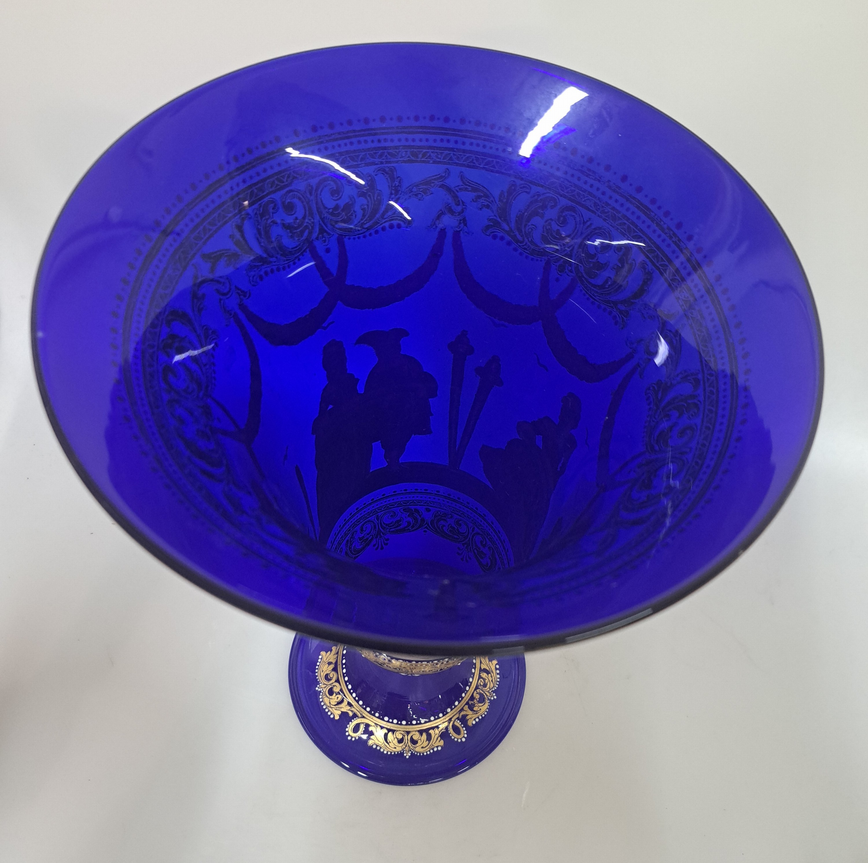 Detail d: Trichtervase, Murano, 20.Jh., kobaltblaues Glas, schablonierter Dekor von galanten Szenen, Goldstaffage, H. 31 cm