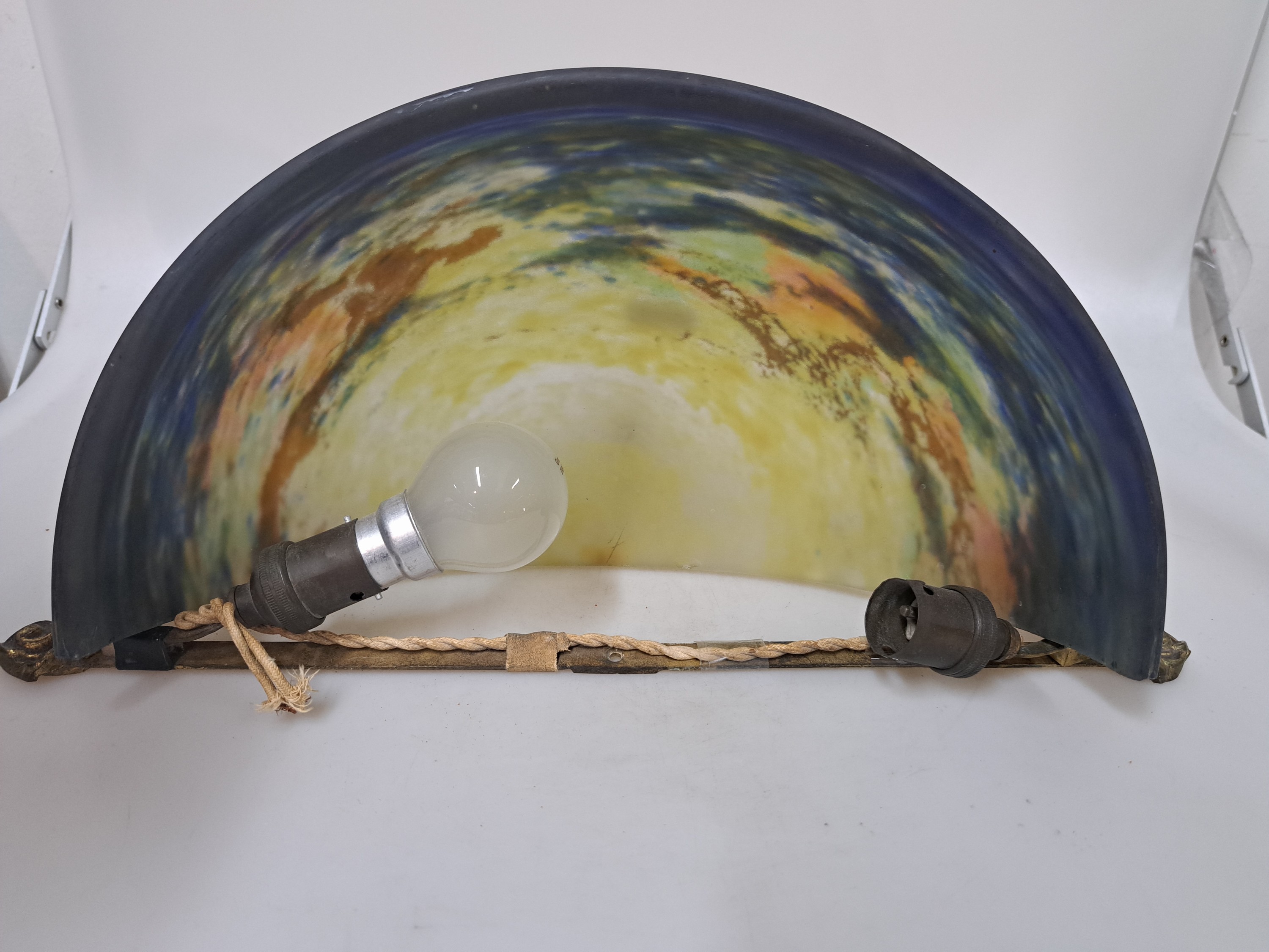 Detail a: Wandlampe, Müller Freres Luneville, Frankreich, 1.Hälfte 20.Jh., Glasschirm mit farbigen Einpuderungen im Verlauf, signiert, Bronzemontur, 22x37x15 ...