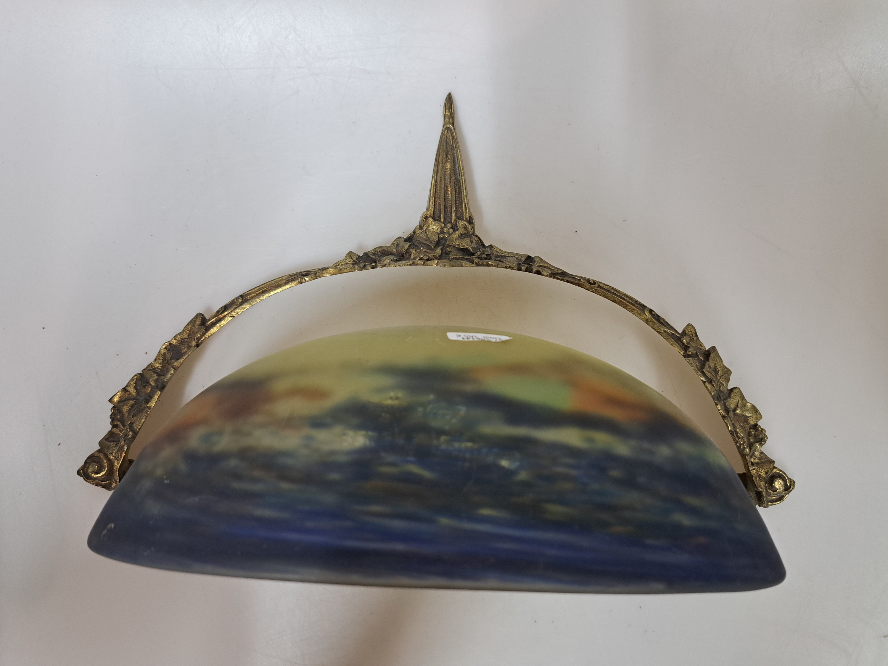 Detail b: Wandlampe, Müller Freres Luneville, Frankreich, 1.Hälfte 20.Jh., Glasschirm mit farbigen Einpuderungen im Verlauf, signiert, Bronzemontur, 22x37x15 ...