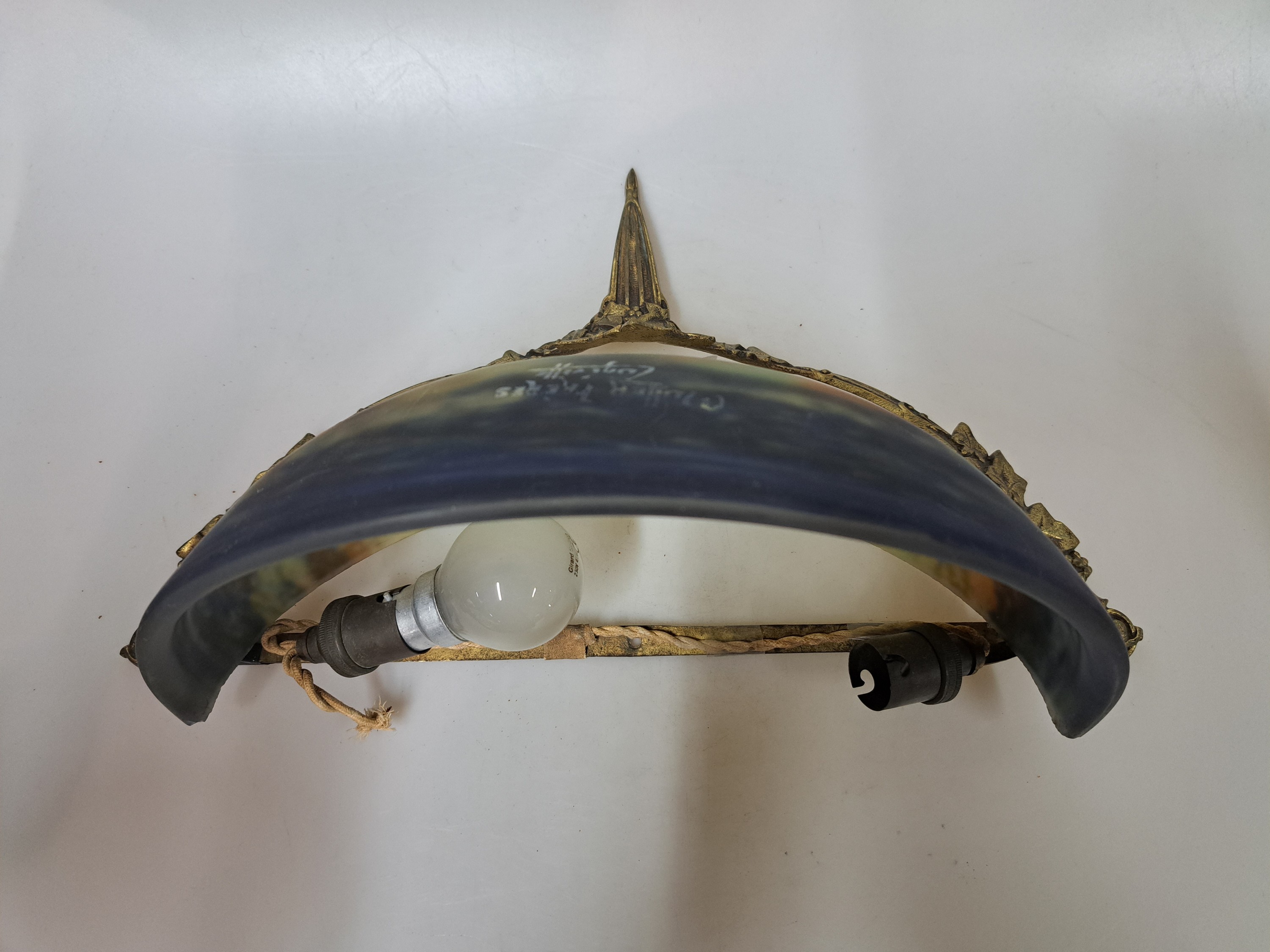 Detail c: Wandlampe, Müller Freres Luneville, Frankreich, 1.Hälfte 20.Jh., Glasschirm mit farbigen Einpuderungen im Verlauf, signiert, Bronzemontur, 22x37x15 ...