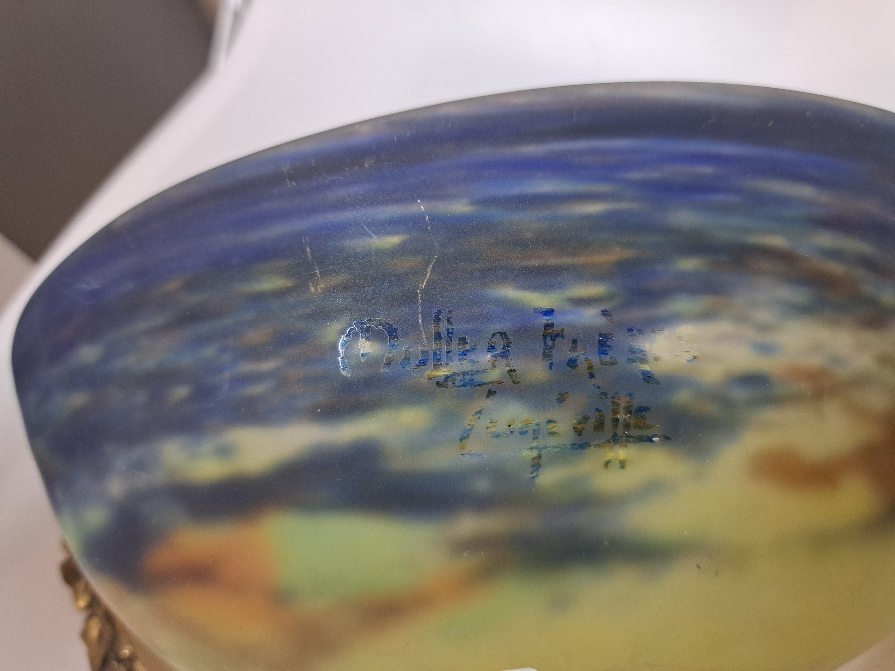 Detail d: Wandlampe, Müller Freres Luneville, Frankreich, 1.Hälfte 20.Jh., Glasschirm mit farbigen Einpuderungen im Verlauf, signiert, Bronzemontur, 22x37x15 ...
