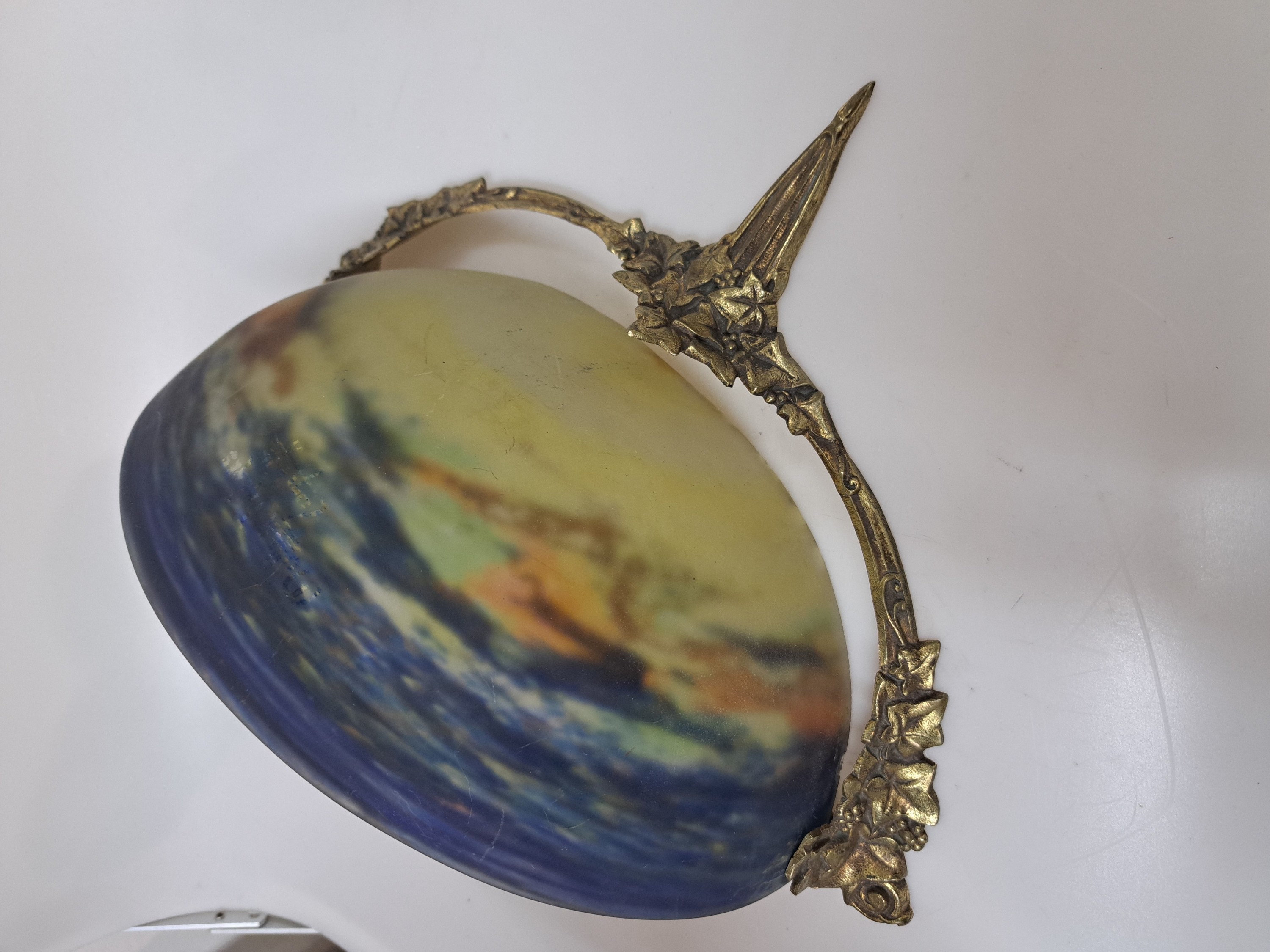 Detail e: Wandlampe, Müller Freres Luneville, Frankreich, 1.Hälfte 20.Jh., Glasschirm mit farbigen Einpuderungen im Verlauf, signiert, Bronzemontur, 22x37x15 ...
