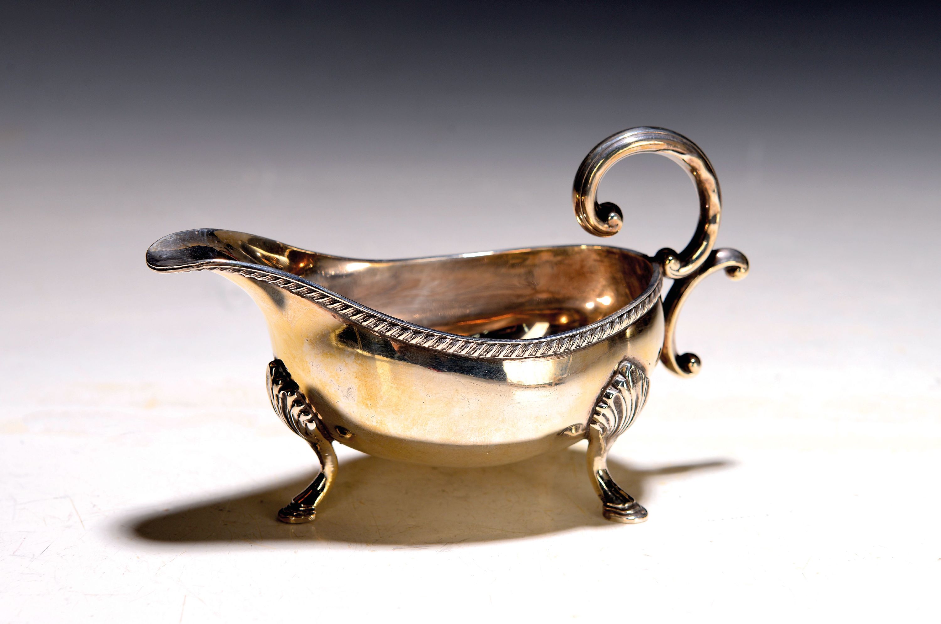 Image 27119161 - Kleine Sauciere, B & C Sheffield, 925er Sterling Silber, auf drei Füßen Stehend, ...